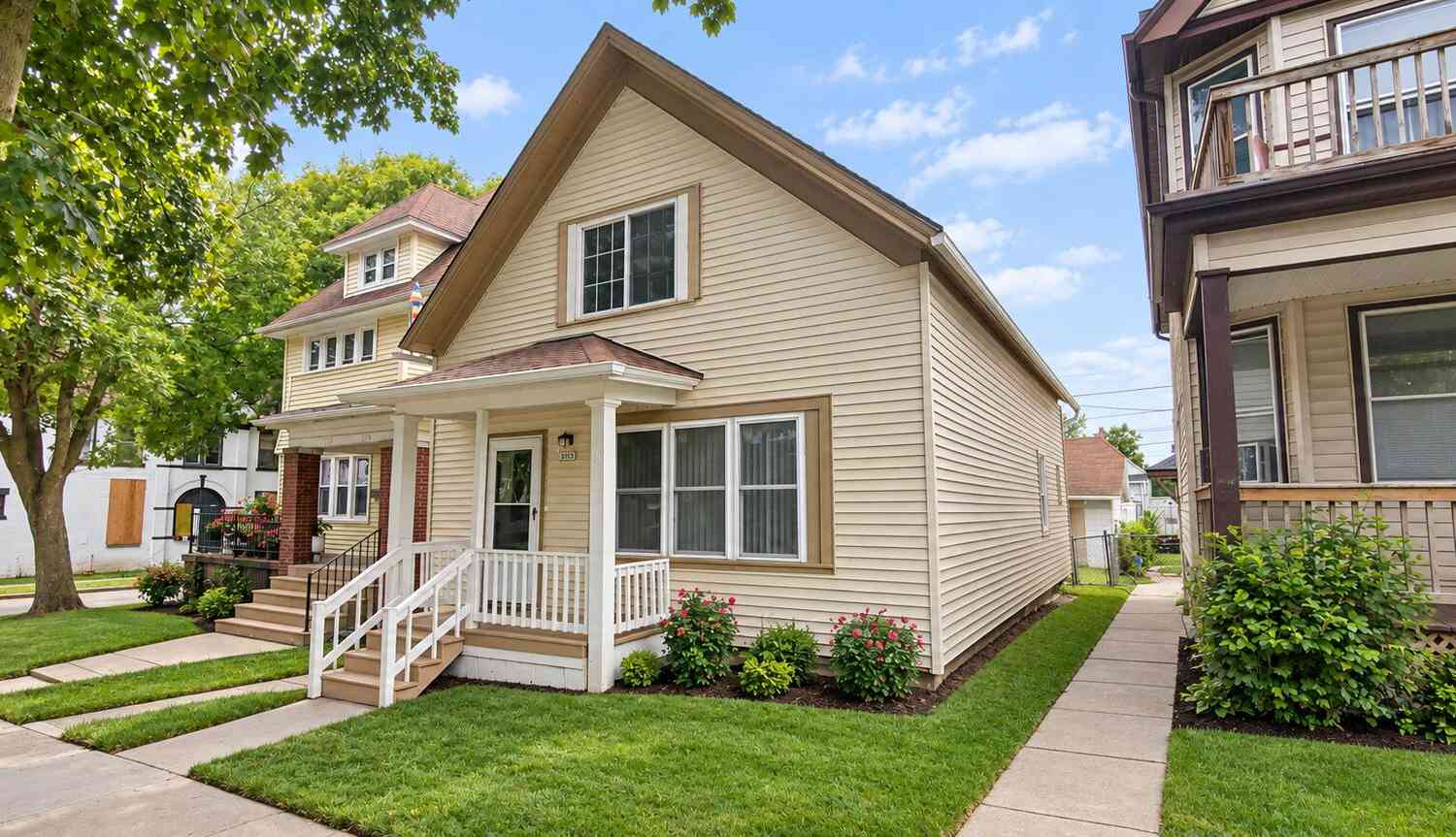Homes For Sale - 2563 S 8th<br/> Milwaukee, WI 53215