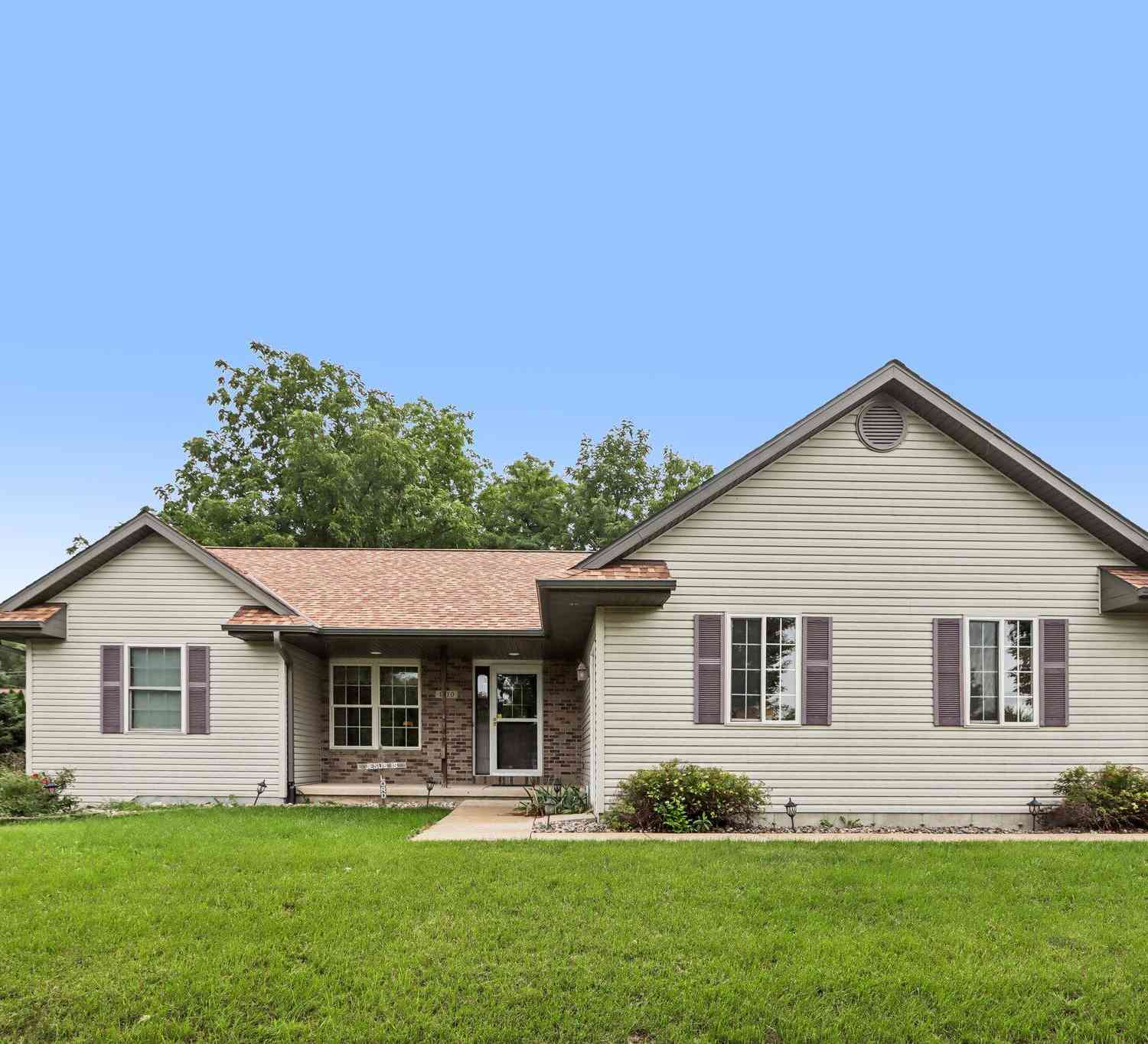 Homes For Sale - 1110 Gruennert<br/> Jefferson, WI 53549