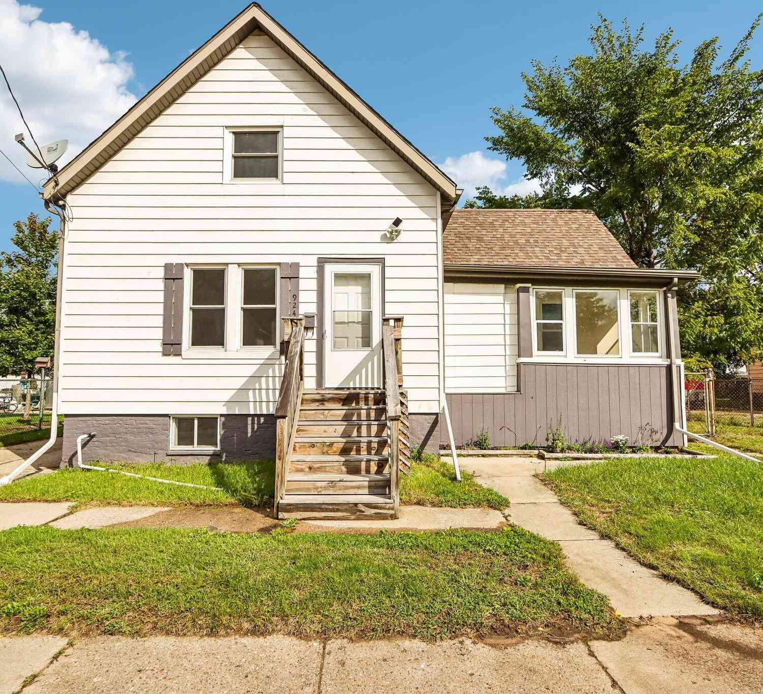 Homes For Sale - 924 44th<br/> Kenosha, WI 53140