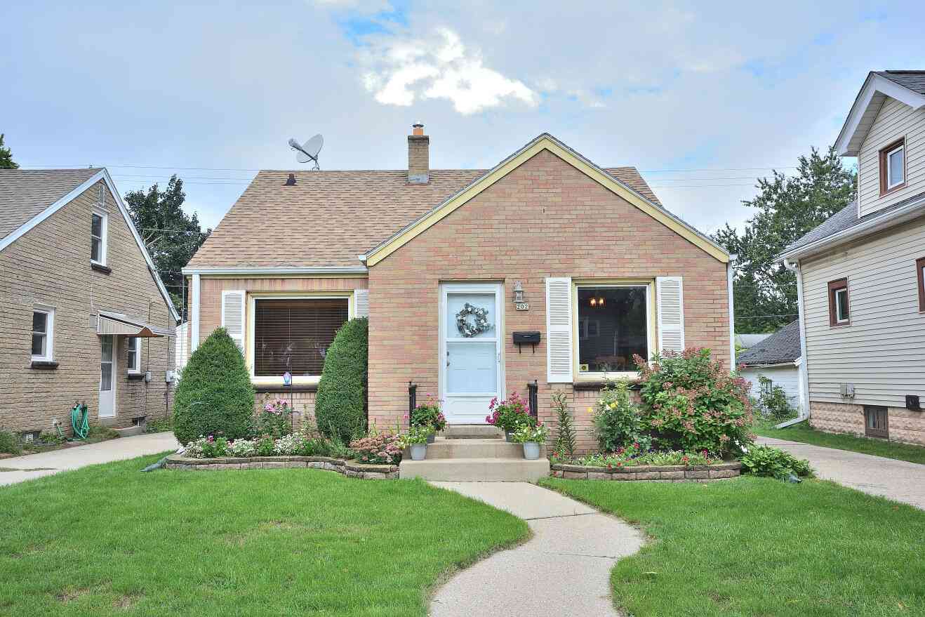 Homes For Sale - 202 E Norwich<br/> Milwaukee, WI 53207