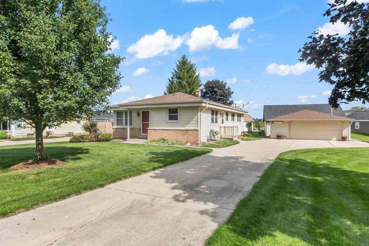 Homes For Sale - 314 Sunset<br/> Waukesha County, Pewaukee, WI 53072