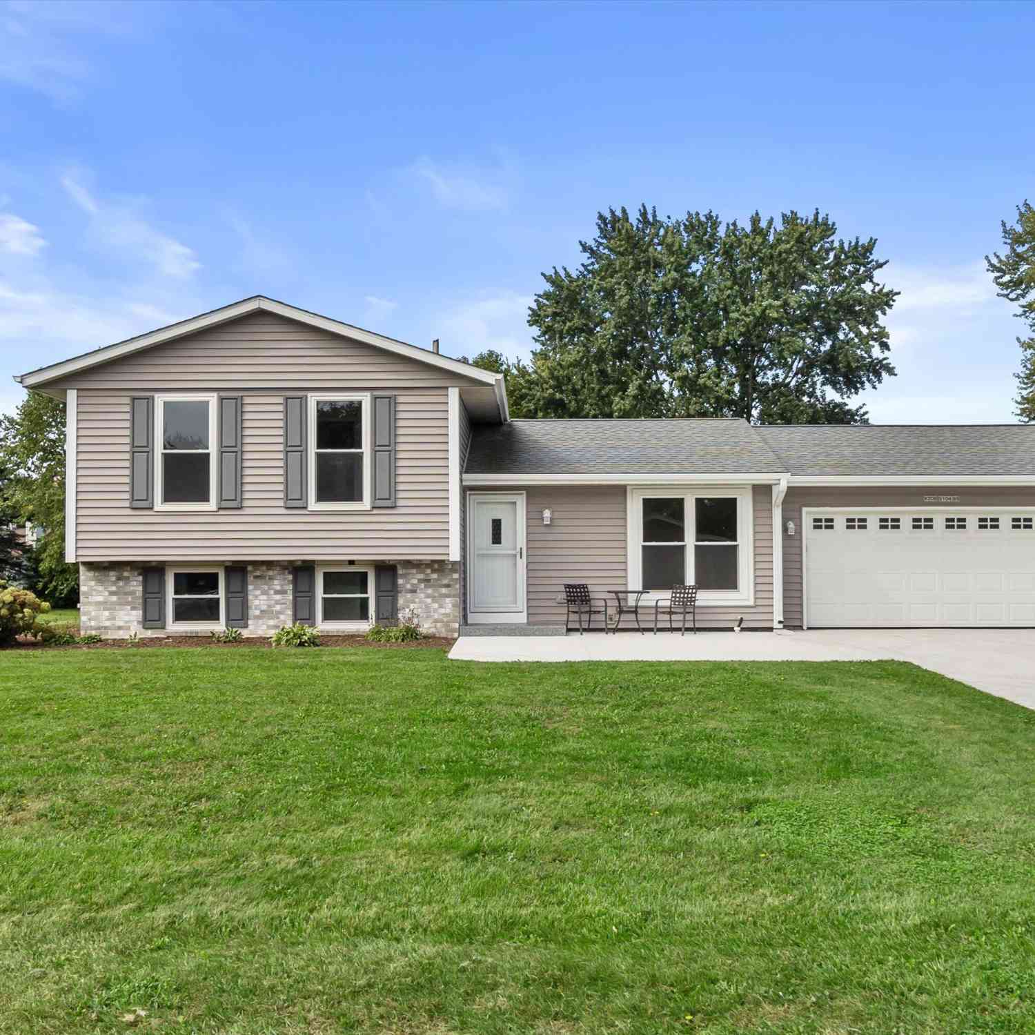 Homes For Sale - W208S10489 Karen<br/> Muskego, WI 53150