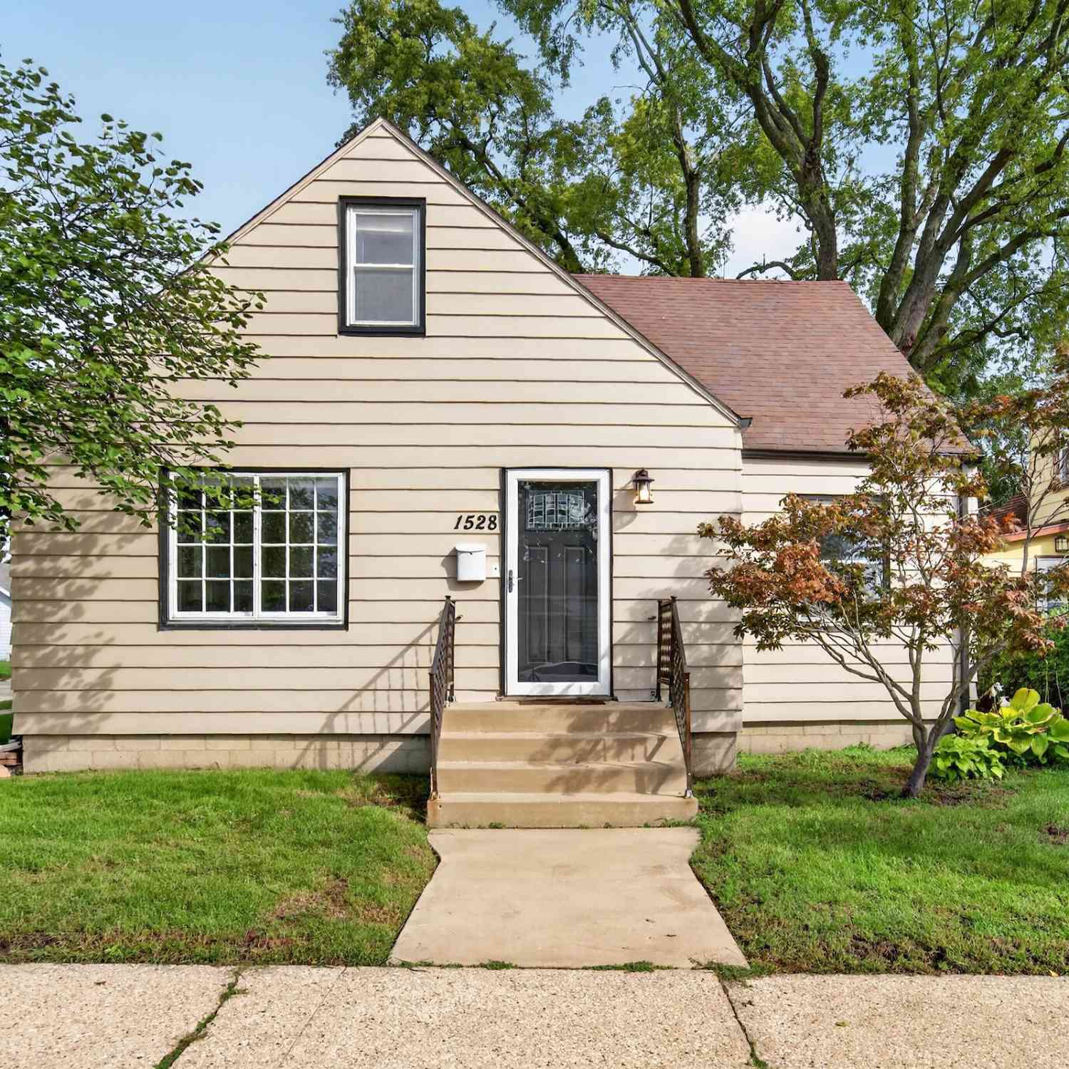 Homes For Sale - 1528 76th<br/> Kenosha, WI 53143
