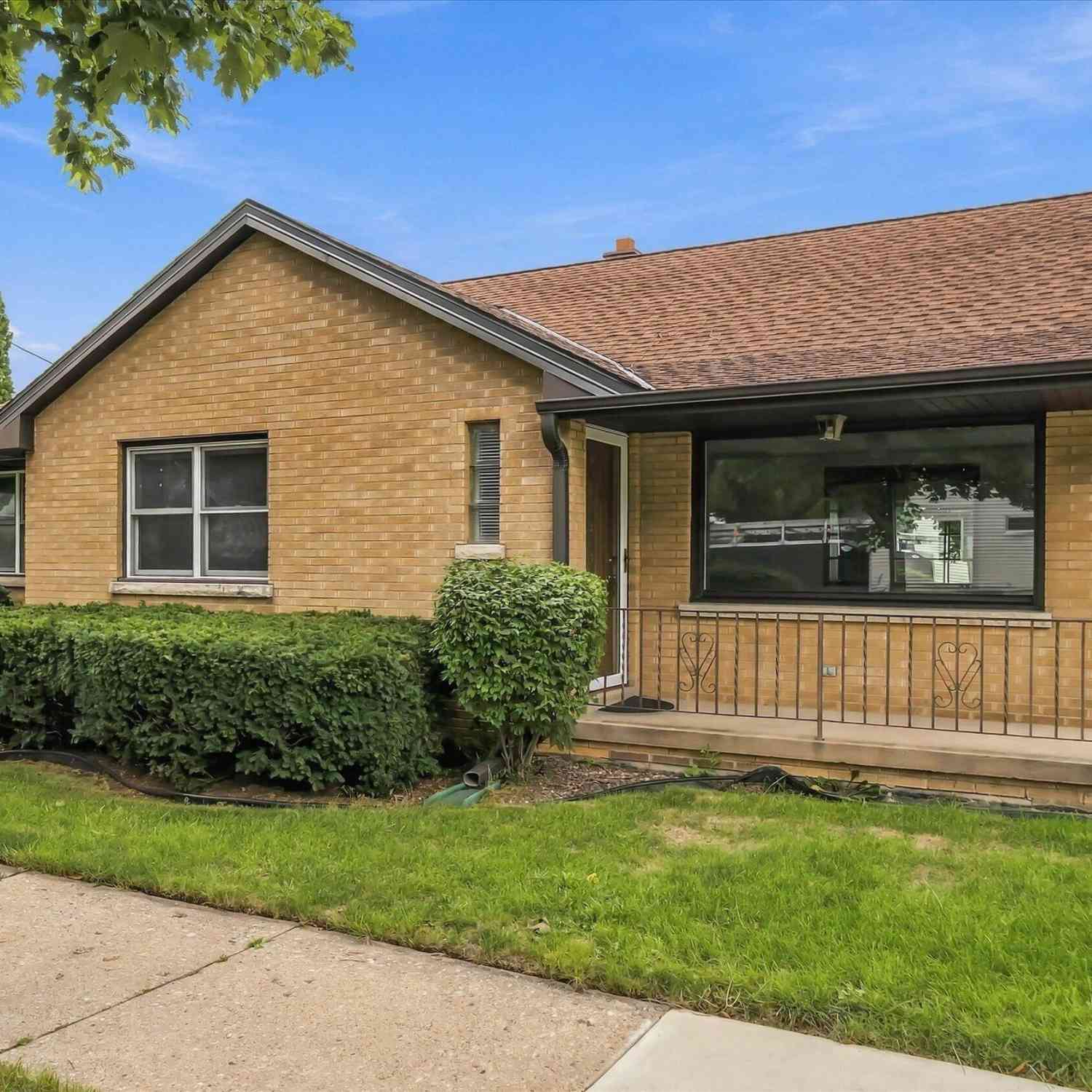 Homes For Sale - 4432 W Howard<br/> Milwaukee County, Milwaukee, WI 53220