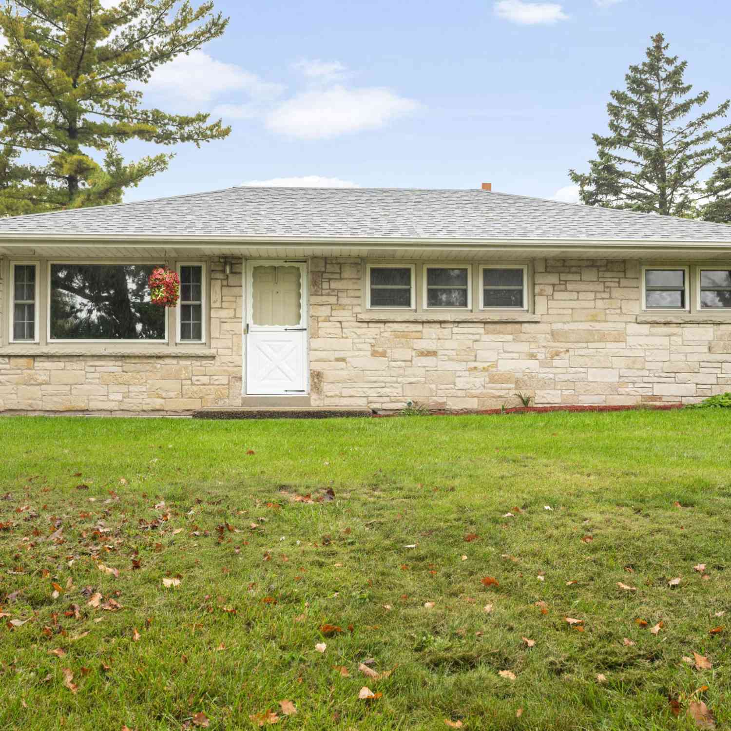 Homes For Sale - 725 S Bobolink<br/> Brookfield, WI 53005