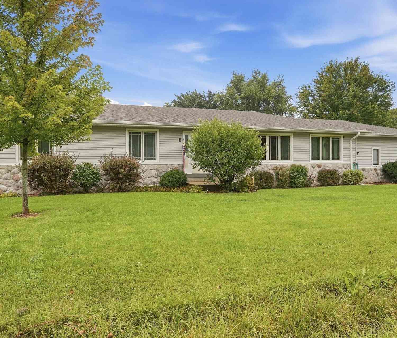 Homes For Sale - 1014 N Meadow<br/> Kenosha County, Silver Lake, WI 53170