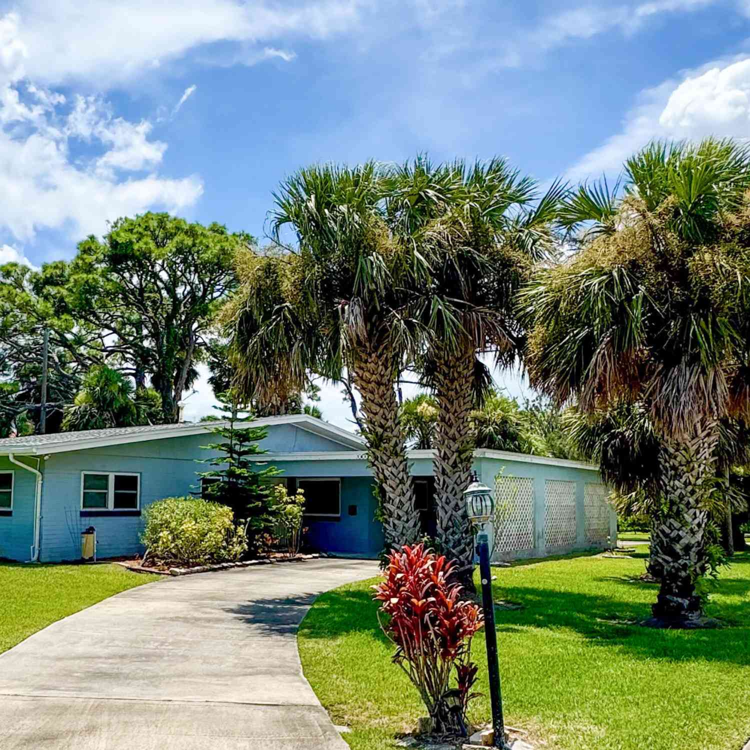 Homes For Sale - 1619 N Halifax Avenue<br/> Daytona Beach, FL 32118