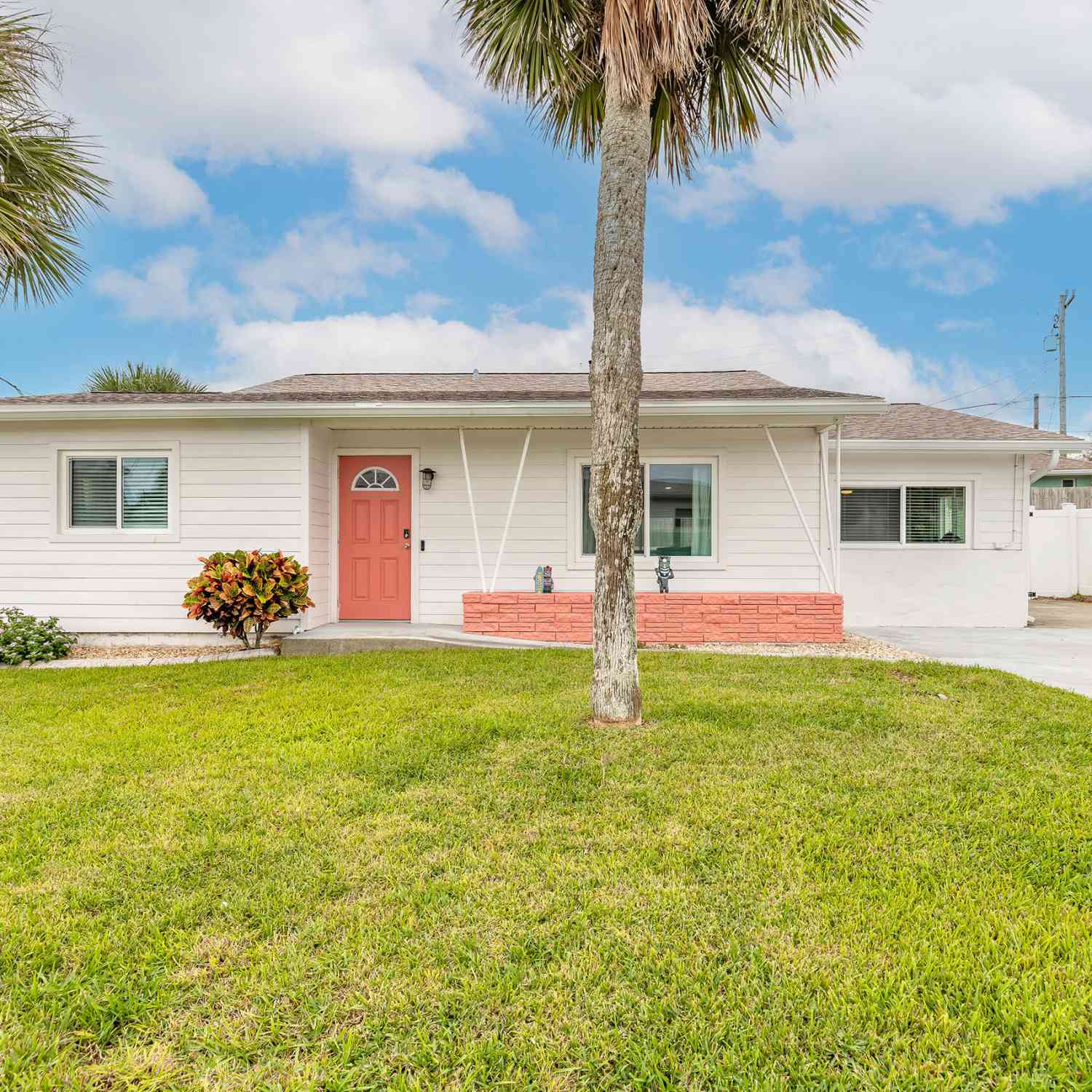 Homes For Sale - 8 Robben Terrace<br/> Daytona Beach, FL 32118