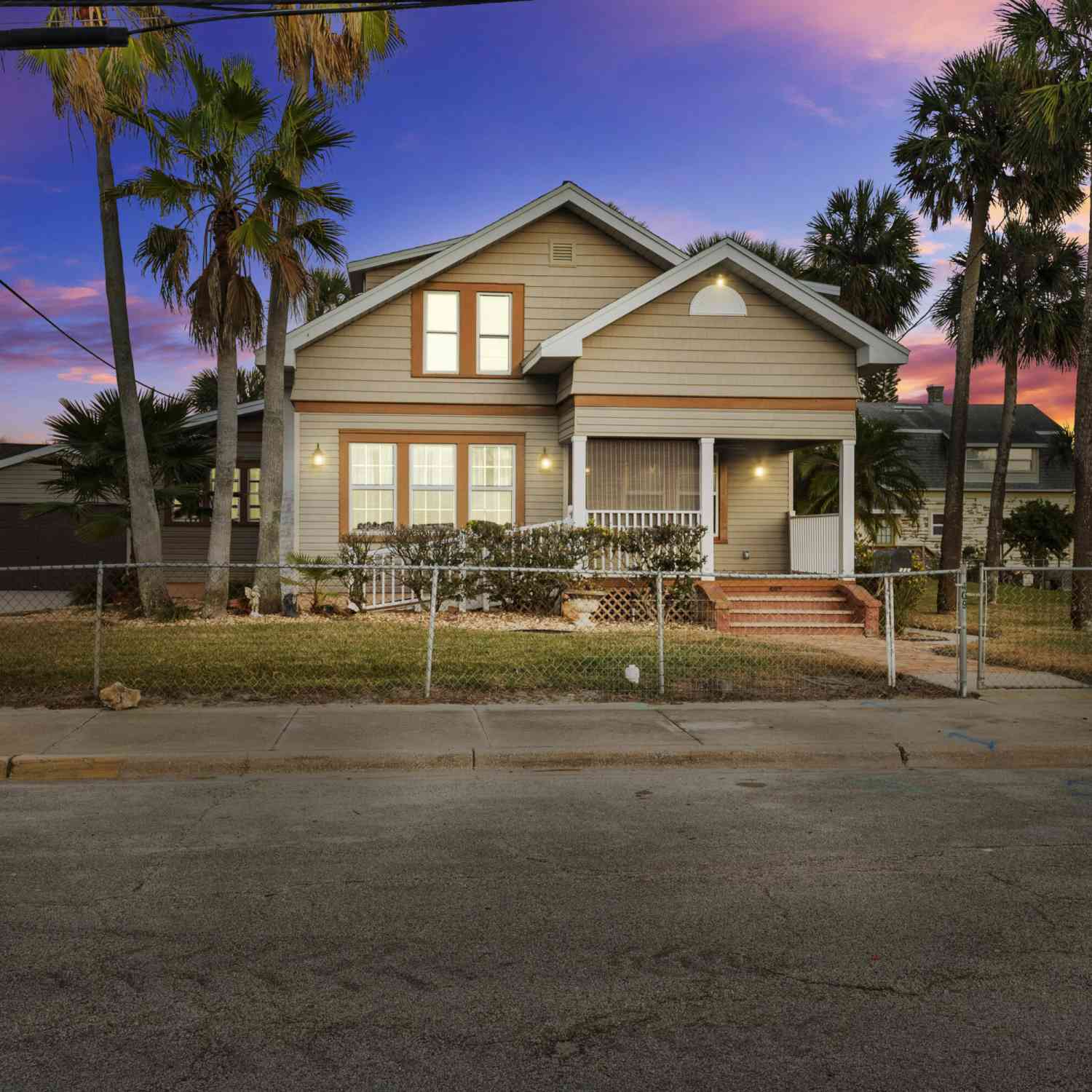 Homes For Sale - 409 S Grandview Avenue<br/> Daytona Beach, FL 32118