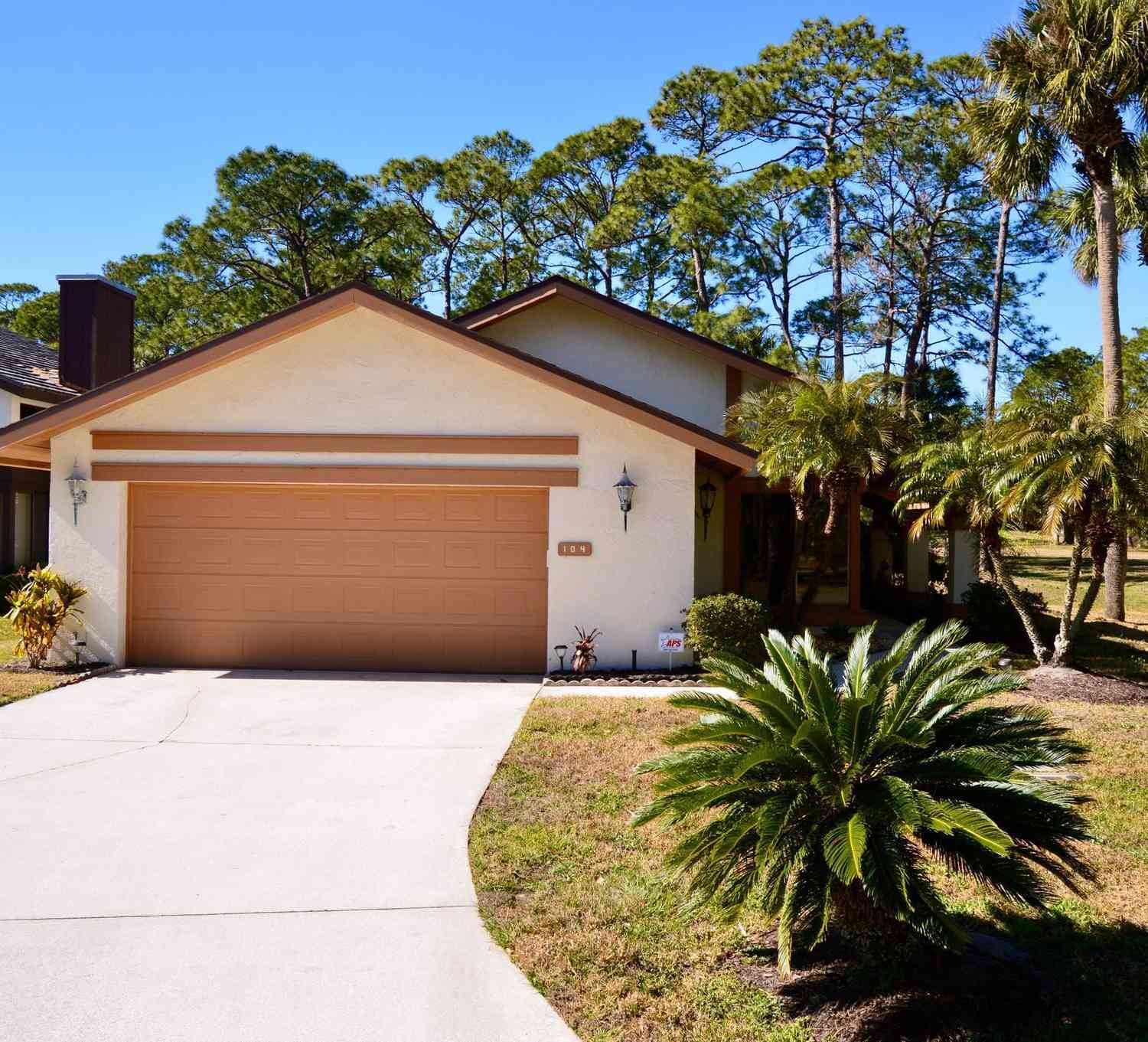 Homes For Sale - 104 Spyglass Circle<br/> Daytona Beach, FL 32114