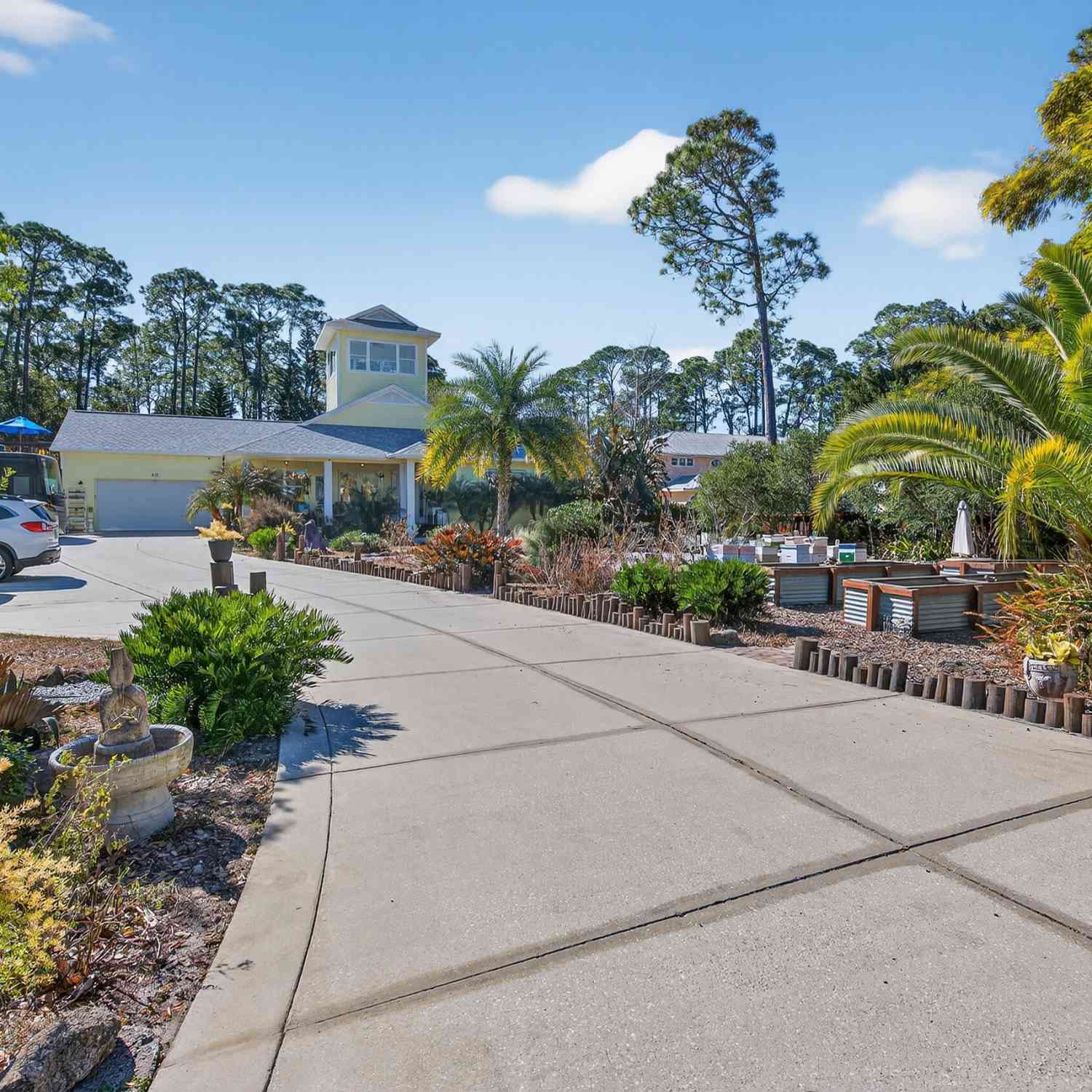 Homes For Sale - 615 Art Center Avenue<br/> New Smyrna Beach, FL 32168