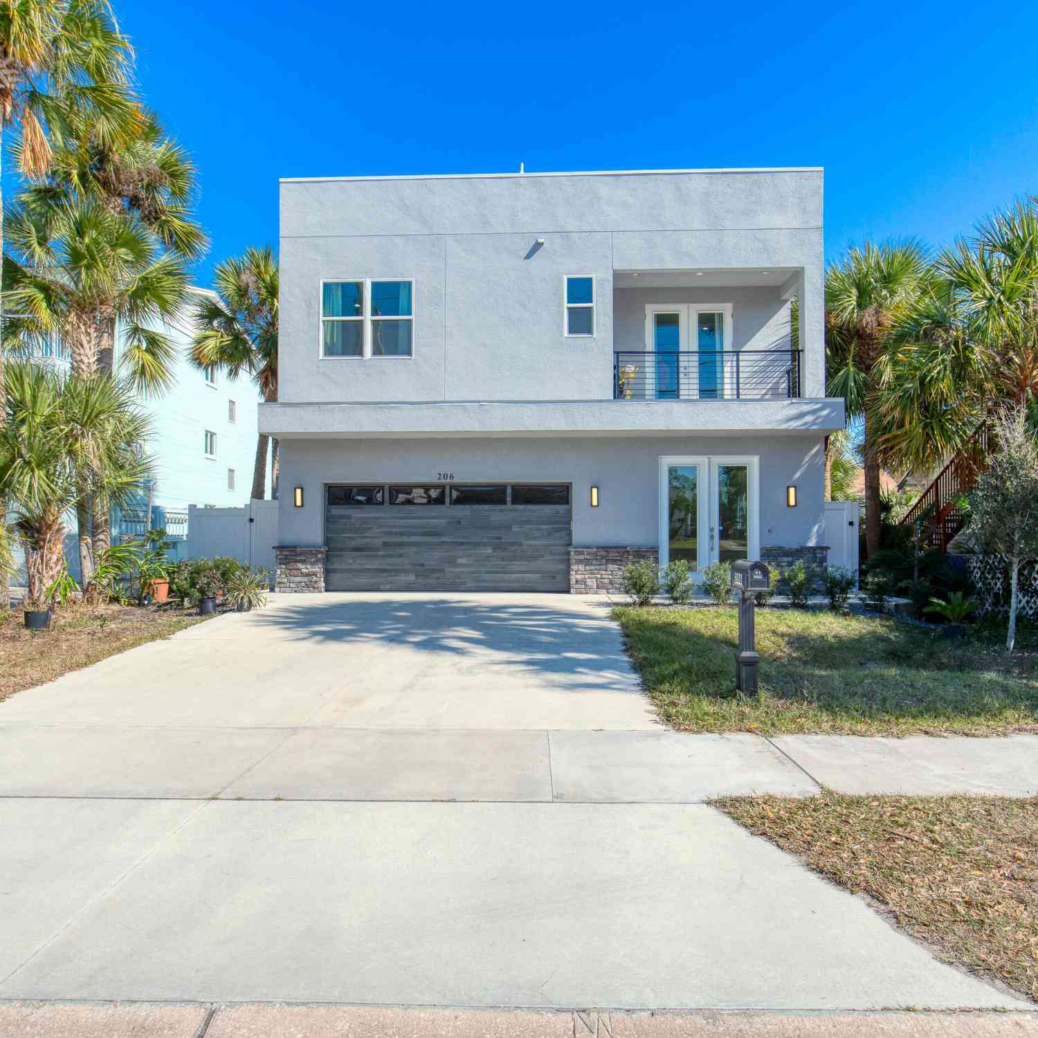 Homes For Sale - 206 N Halifax Avenue<br/> Daytona Beach, FL 32118
