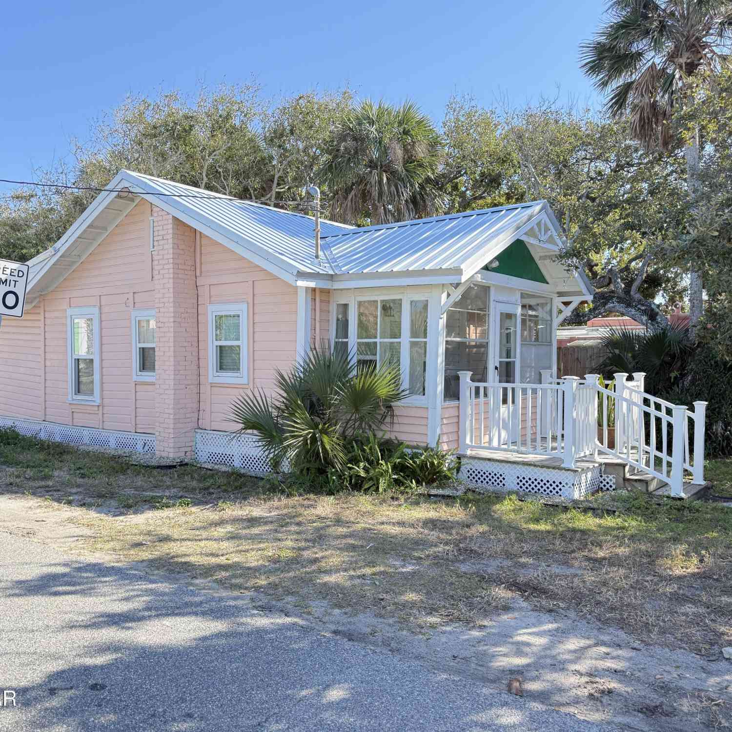 Homes For Sale - 207 N Pine Street<br/> New Smyrna Beach, FL 32169