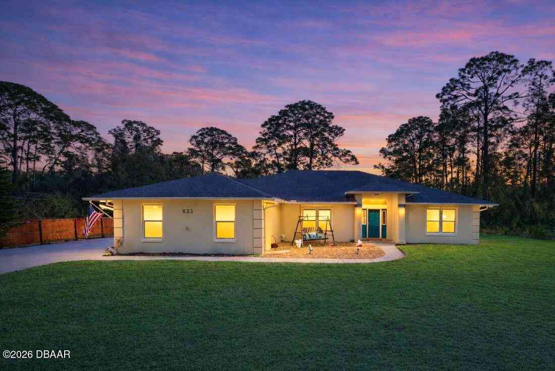 Homes For Sale - 633 Art Center Avenue<br/> New Smyrna Beach, FL 32168