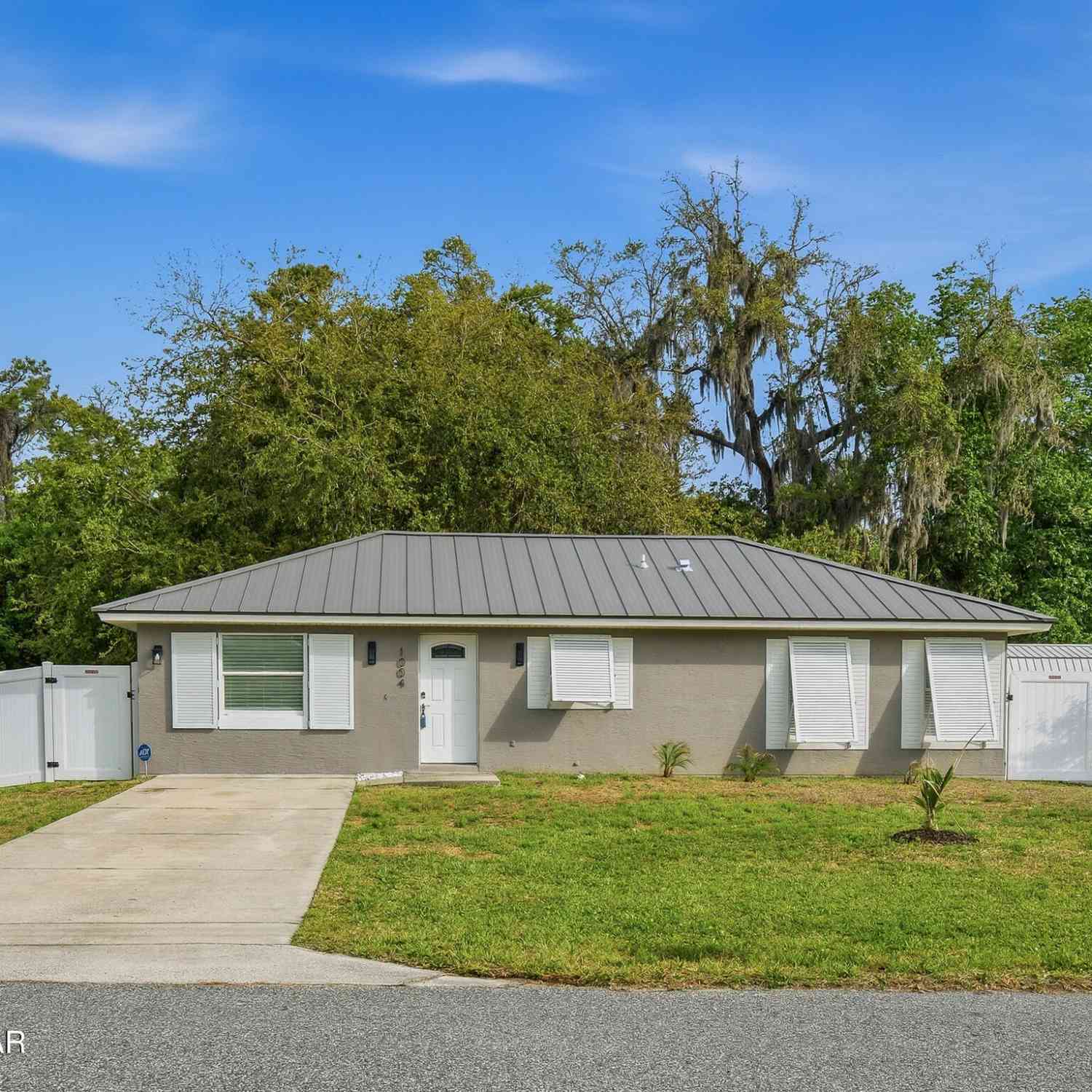 Homes For Sale - 1004 W 7th Street<br/> New Smyrna Beach, FL 32168