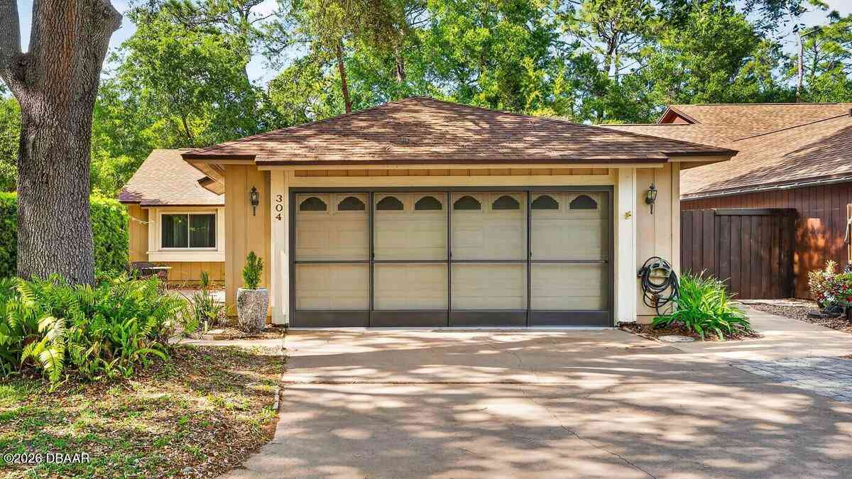 Homes For Sale - 304 Gatewood Court<br/> Ormond Beach, FL 32174