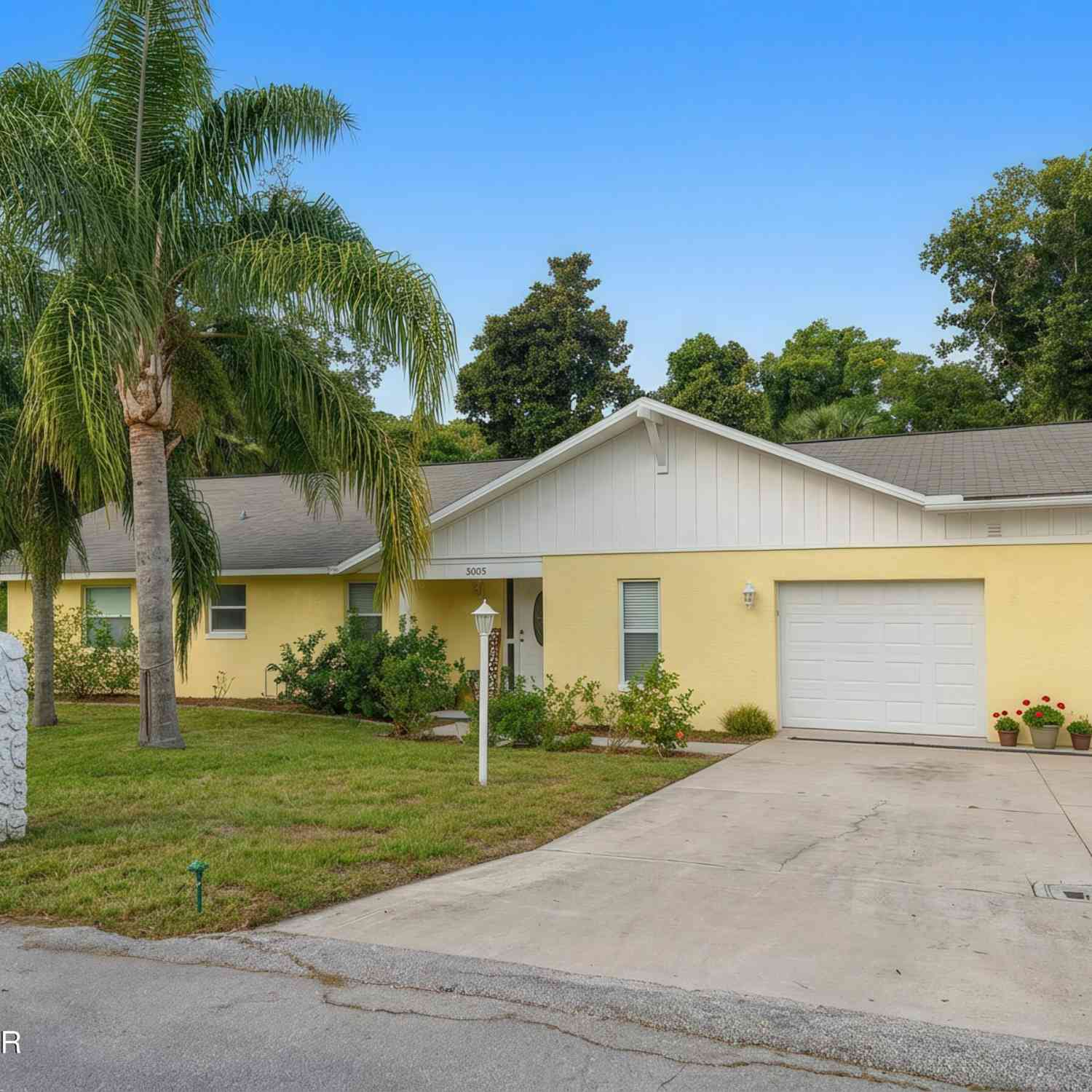 Homes For Sale - 528 Fred Gamble Way<br/> Ormond Beach, FL 32174