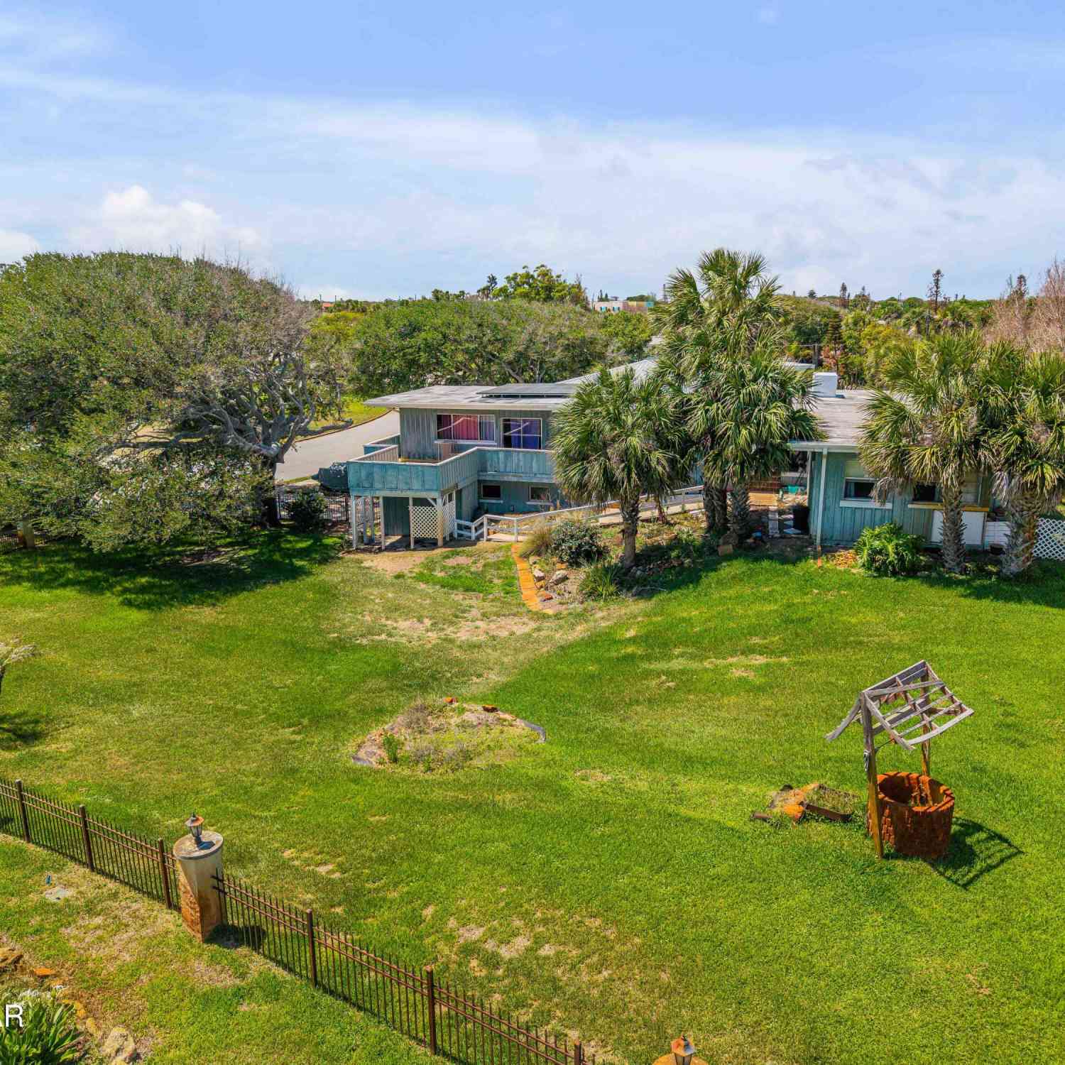 Homes For Sale - 401 Driftwood Avenue<br/> Daytona Beach, FL 32118