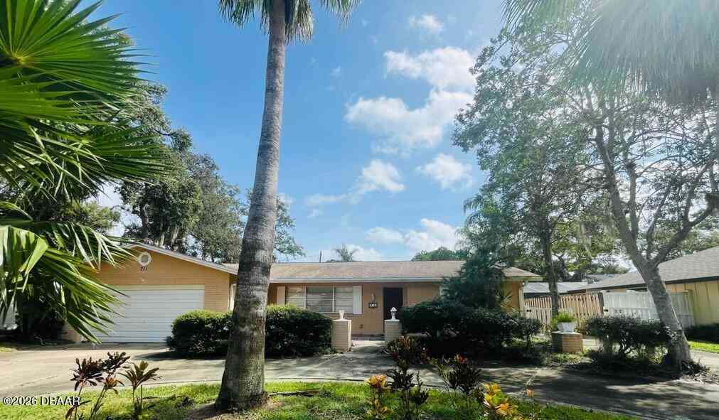 Homes For Sale - 711 Lindenwood Circle<br/> Ormond Beach, FL 32174