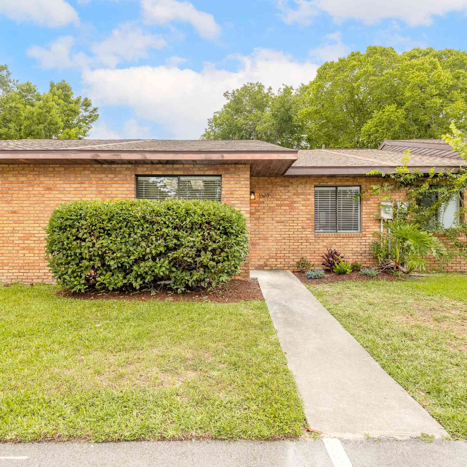Homes For Sale - 1520 Franklin Circle<br/> Holly Hill, FL 32117