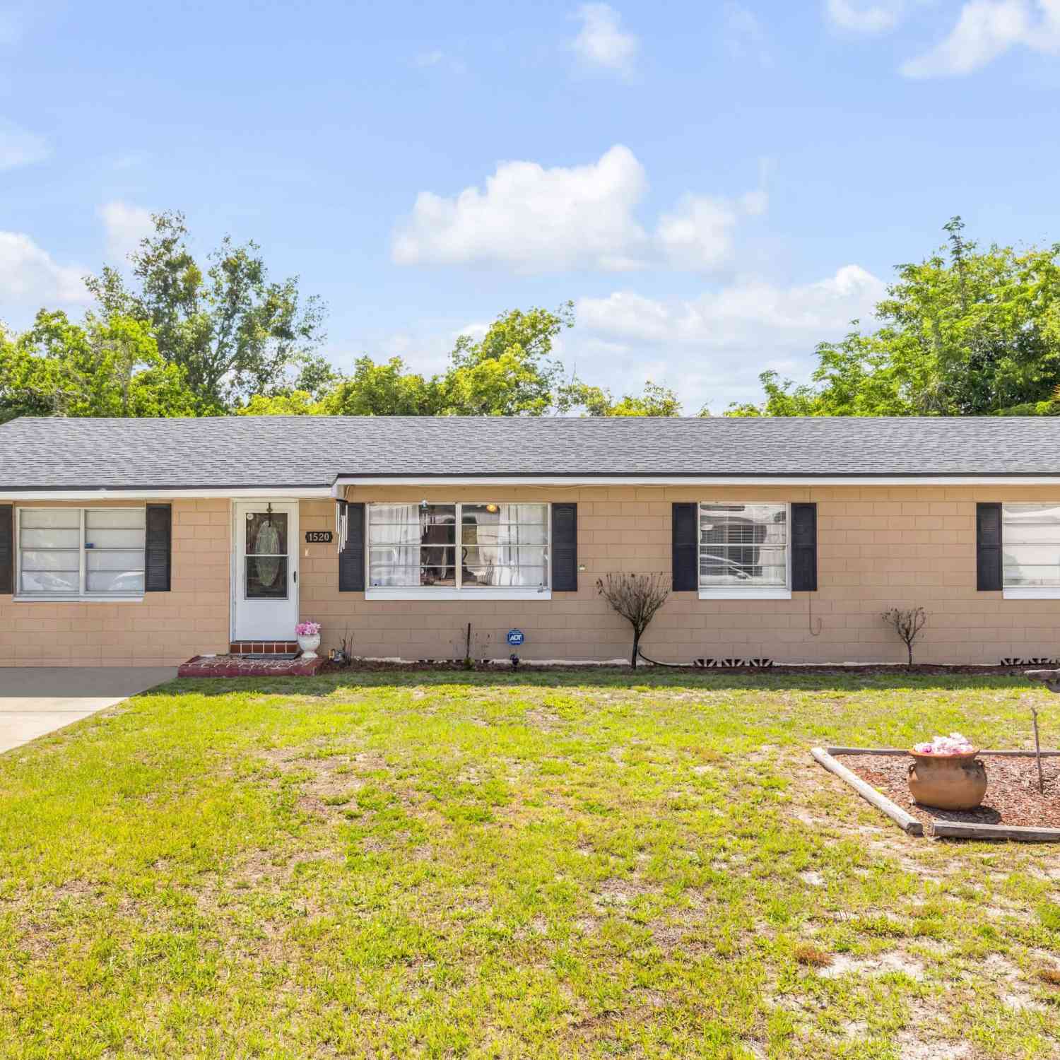 Homes For Sale - 1520 Newport Avenue<br/> DeLand, FL 32724