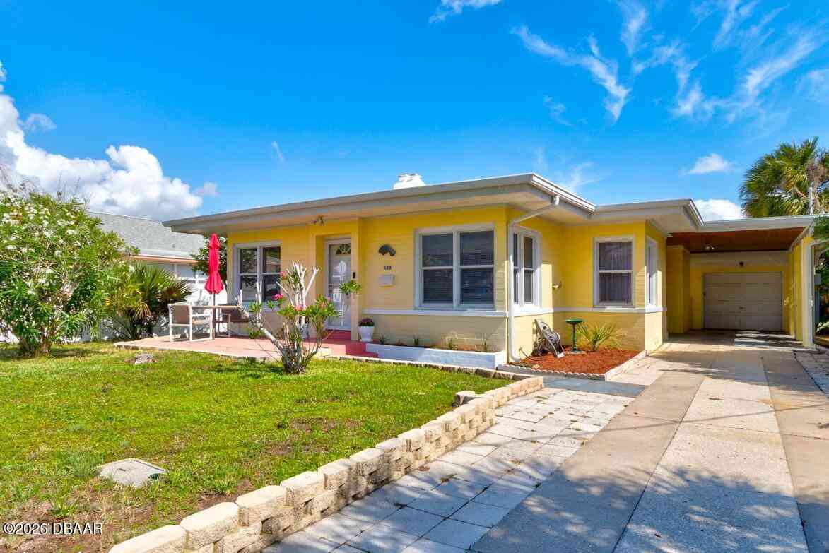 Homes For Sale - 123 Rosalyn Avenue<br/> Daytona Beach, FL 32118