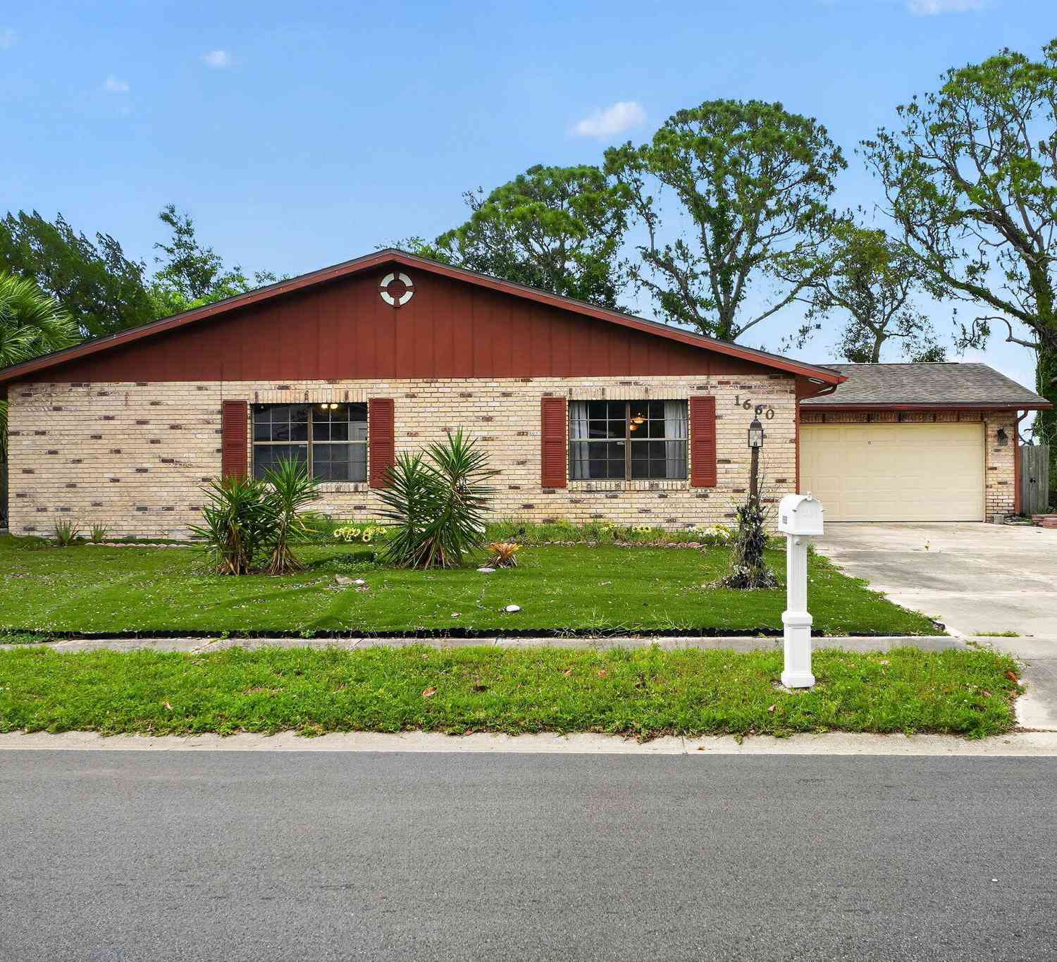 Homes For Sale - 1660 E Shangri-la Drive<br/> Daytona Beach, FL 32119