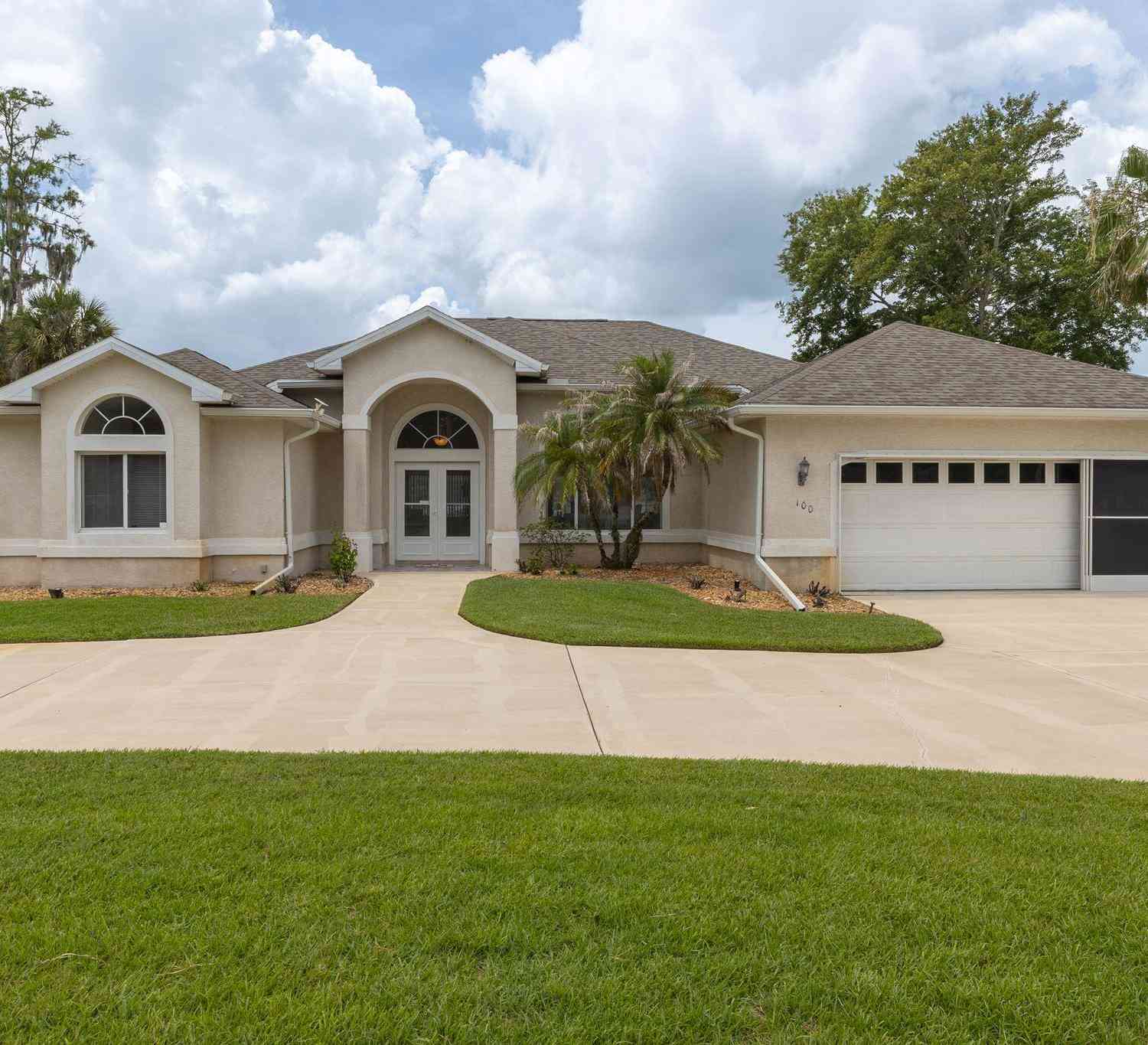 Homes For Sale - 100 Paradise Valley Court<br/> Daytona Beach, FL 32114