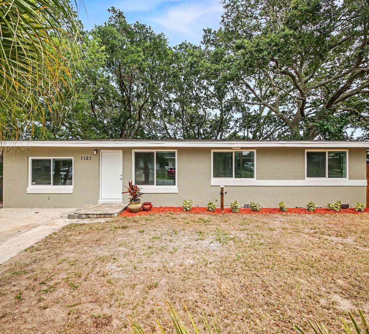 Homes For Sale - 1121 Berkshire Road<br/> Daytona Beach, FL 32117
