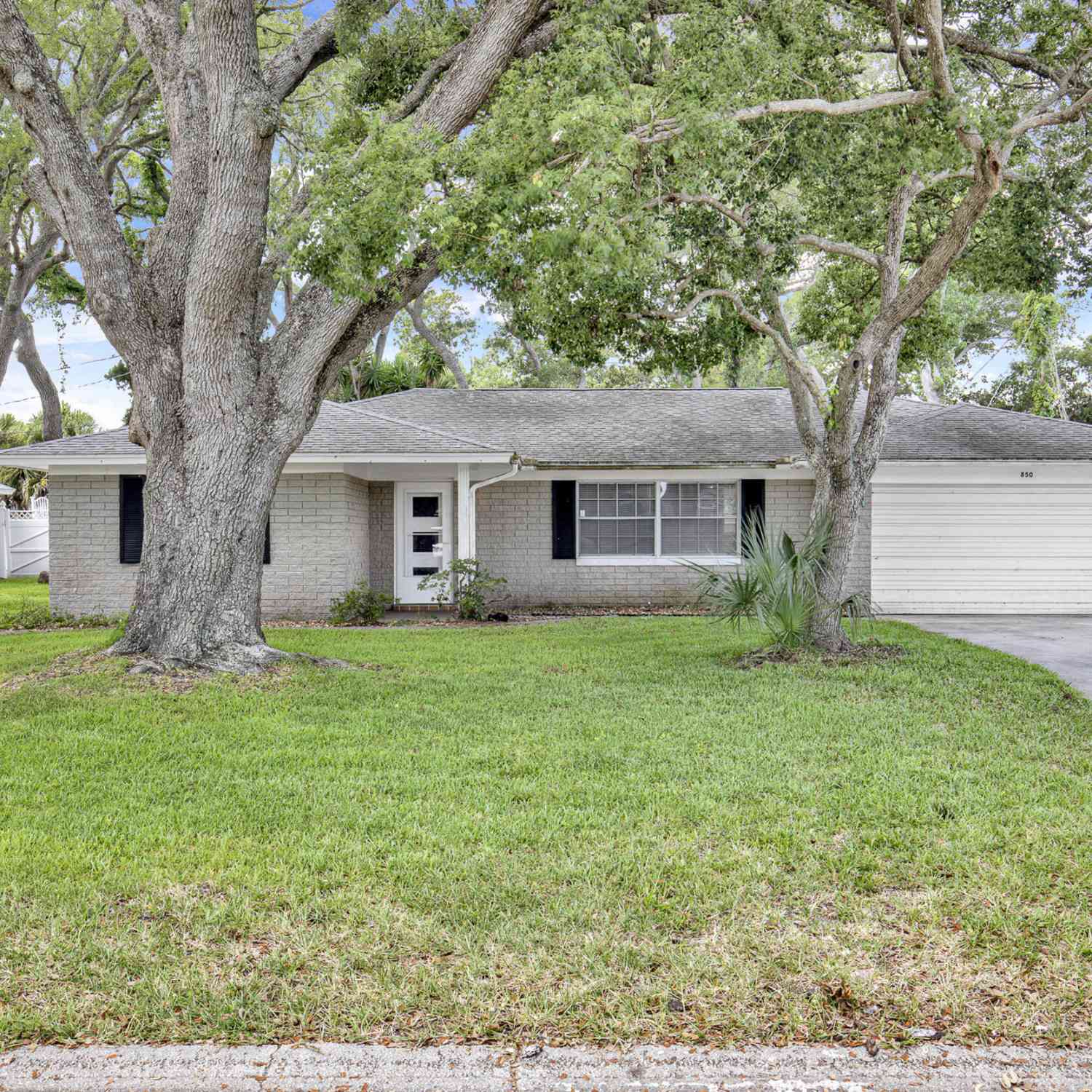 Homes For Sale - 850 E Lindenwood Circle<br/> Ormond Beach, FL 32174
