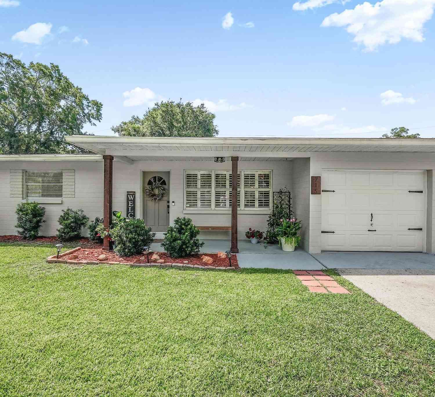 Homes For Sale - 715 Steele Avenue<br/> South Daytona, FL 32119