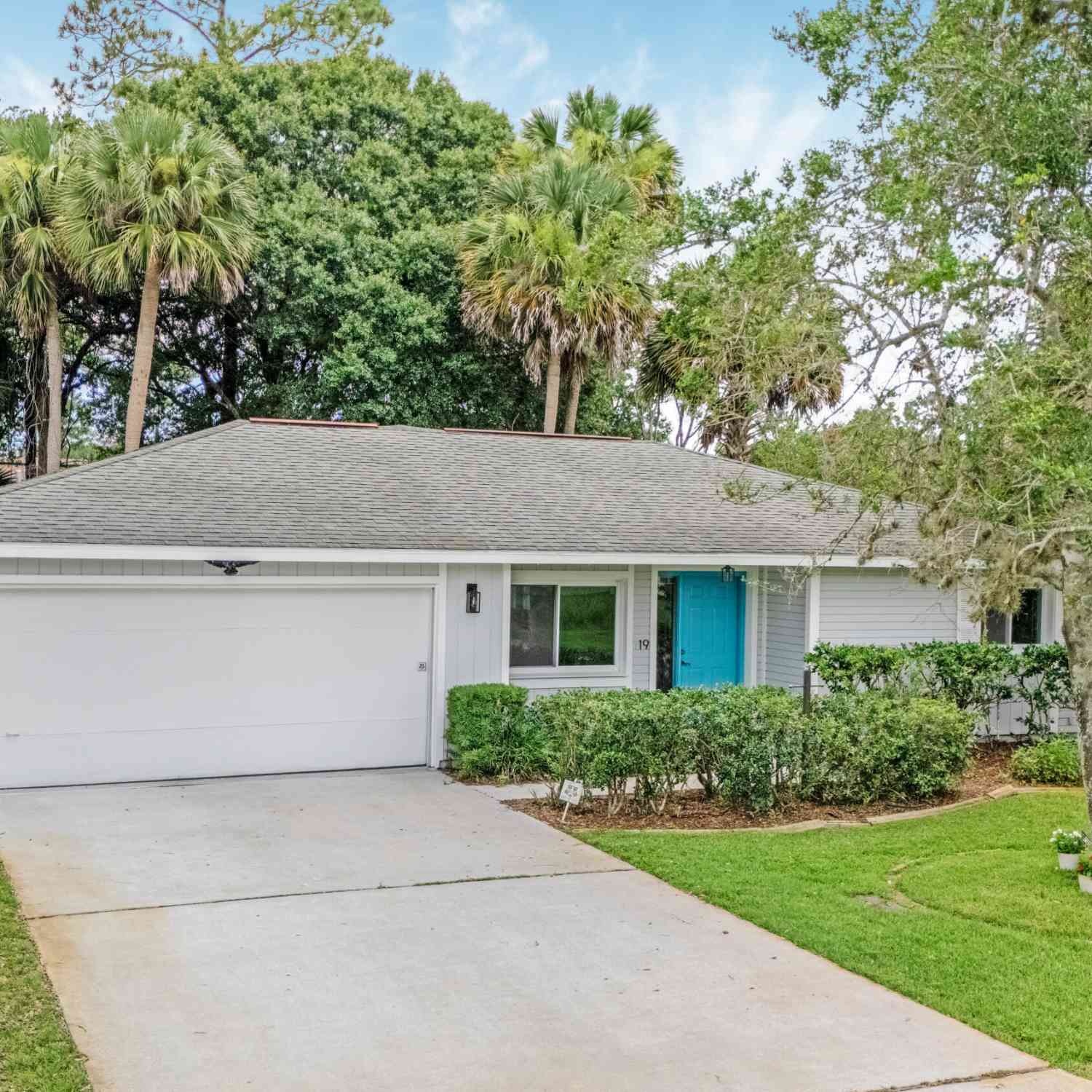 Homes For Sale - 19 Banner Lane<br/> Palm Coast, FL 32137