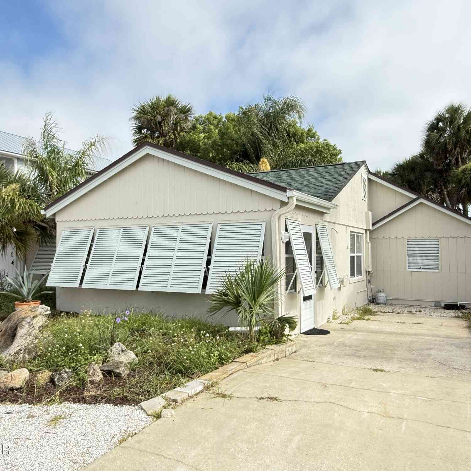 Homes For Sale - 308 Due East Street<br/> New Smyrna Beach, FL 32169