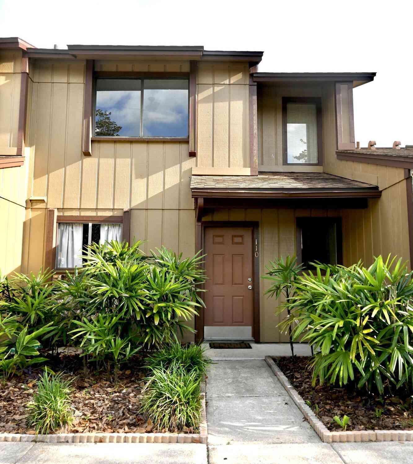 Townhouse For Sale - 110 E Baywood Square<br/> Daytona Beach, FL 32119