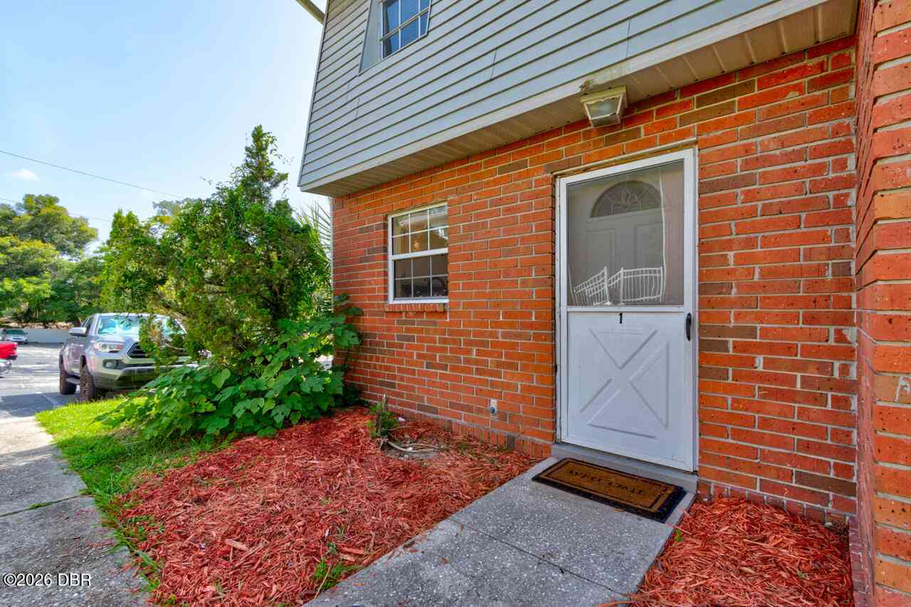 Condo For Sale - 621 W Indiana Avenue #001<br/> DeLand, FL 32720