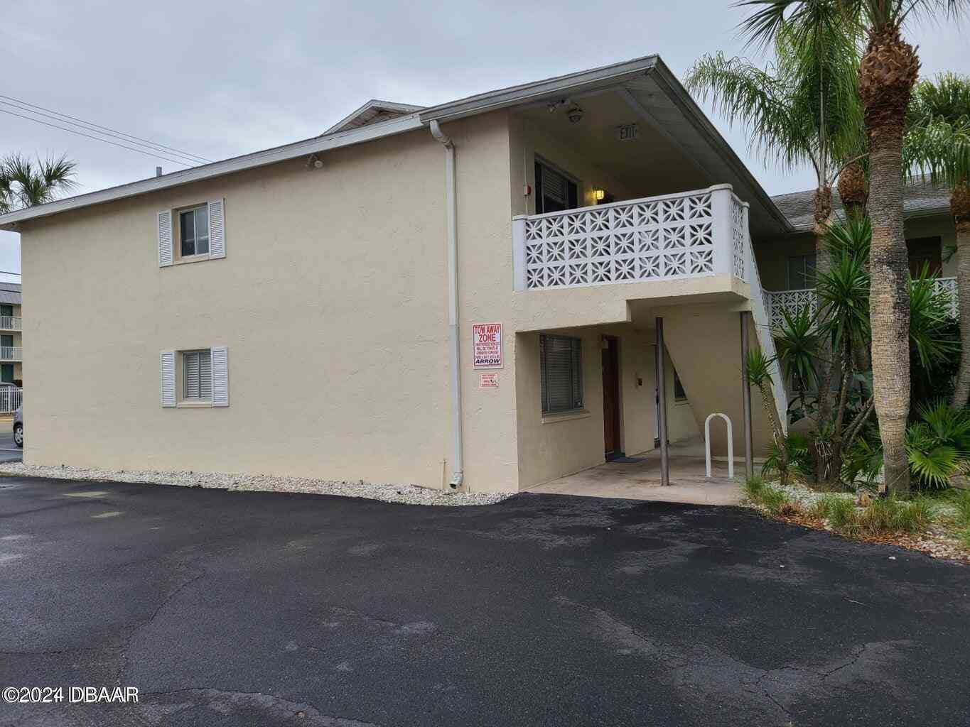 Condo For Rent - 102 S Peninsula Drive #200<br/> Daytona Beach, FL 32118