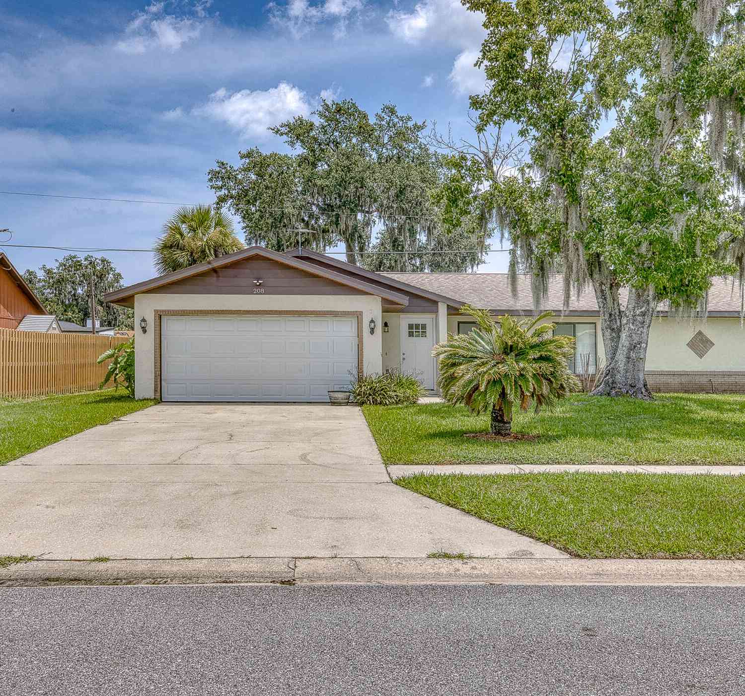 Homes For Sale - 208 Avon Court<br/> Port Orange, FL 32127