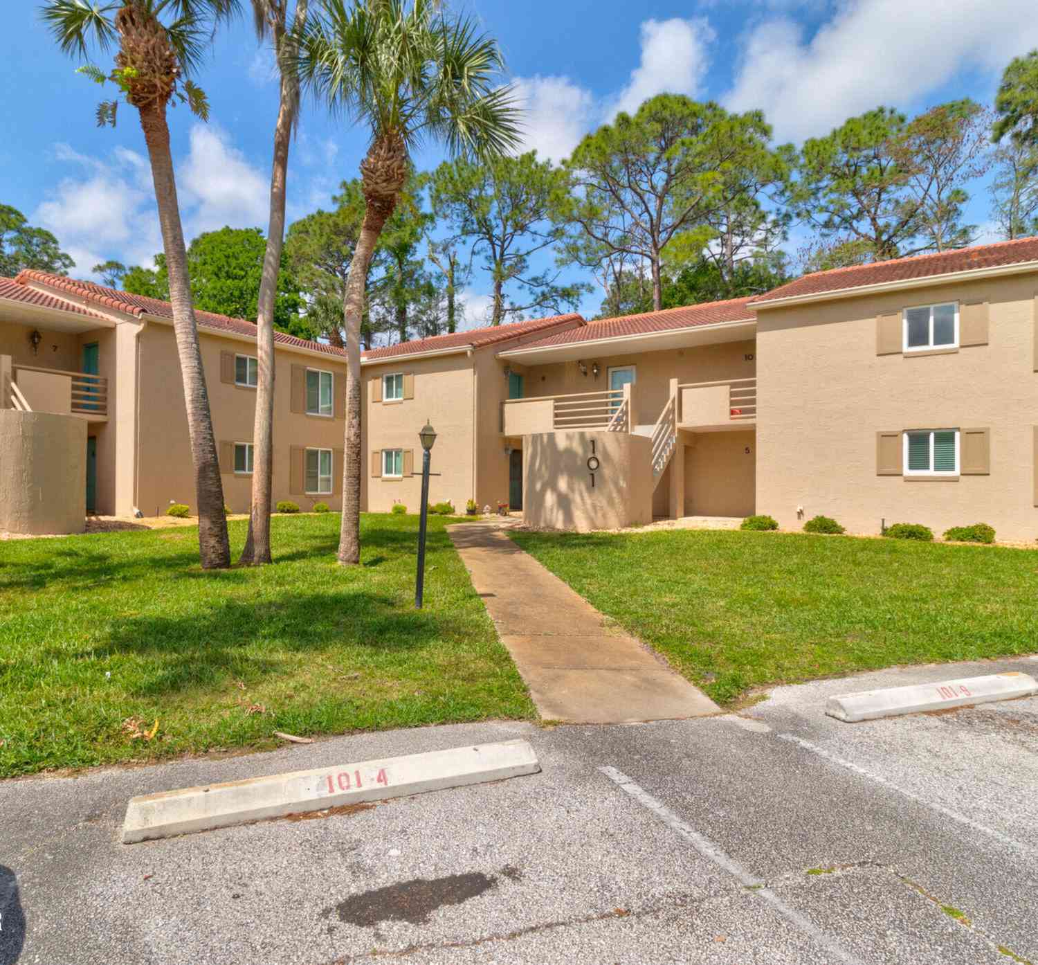 Homes For Sale - 101 Bob White Court #101J<br/> Daytona Beach, FL 32119
