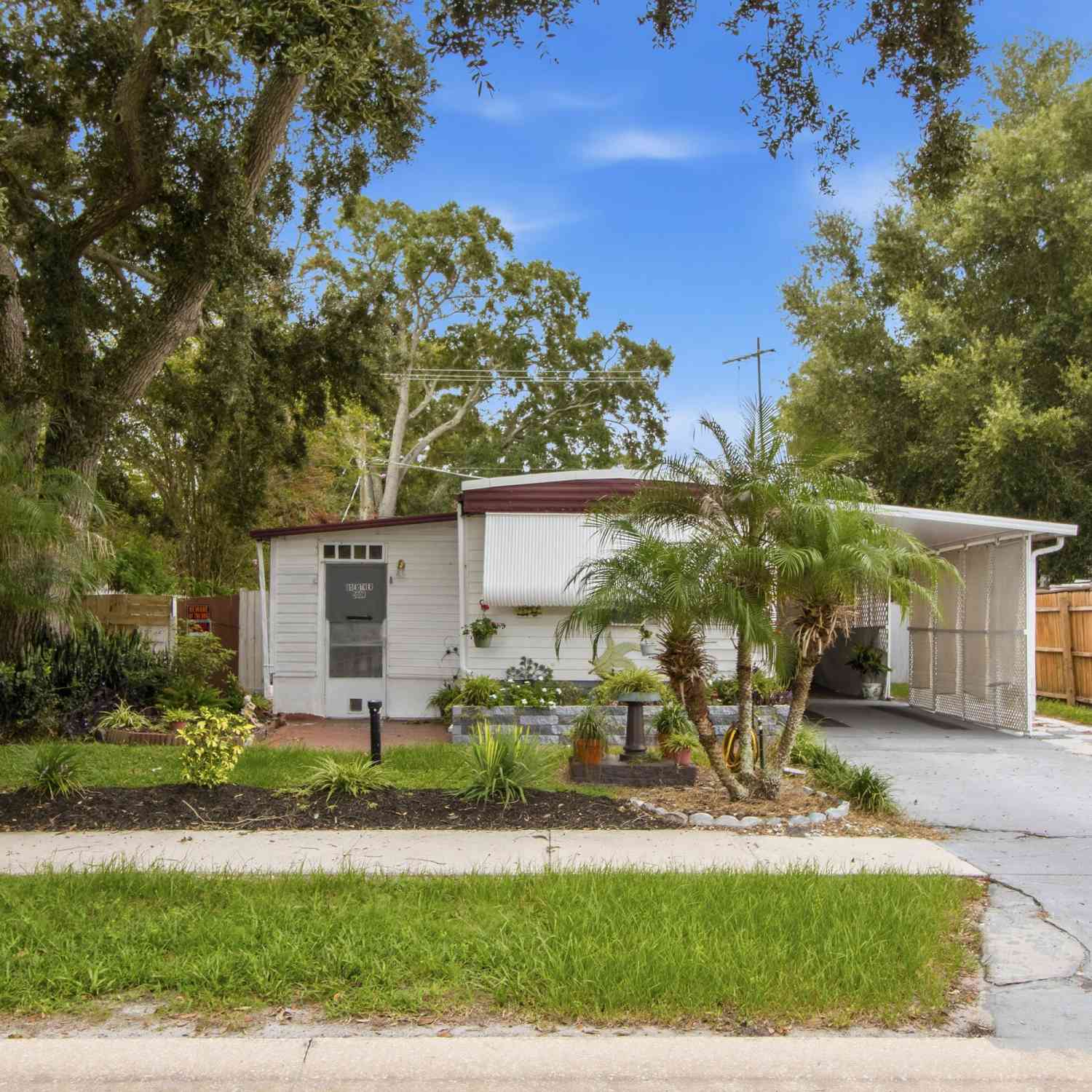 Mobile Home For Sale - 164 Iron Gate Circle<br/> Volusia County, Port Orange, FL 32129
