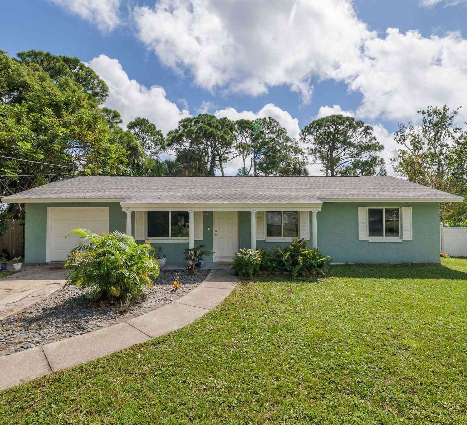 Homes For Sale - 1051 Beulah Drive<br/> Volusia County, Edgewater, FL 32132