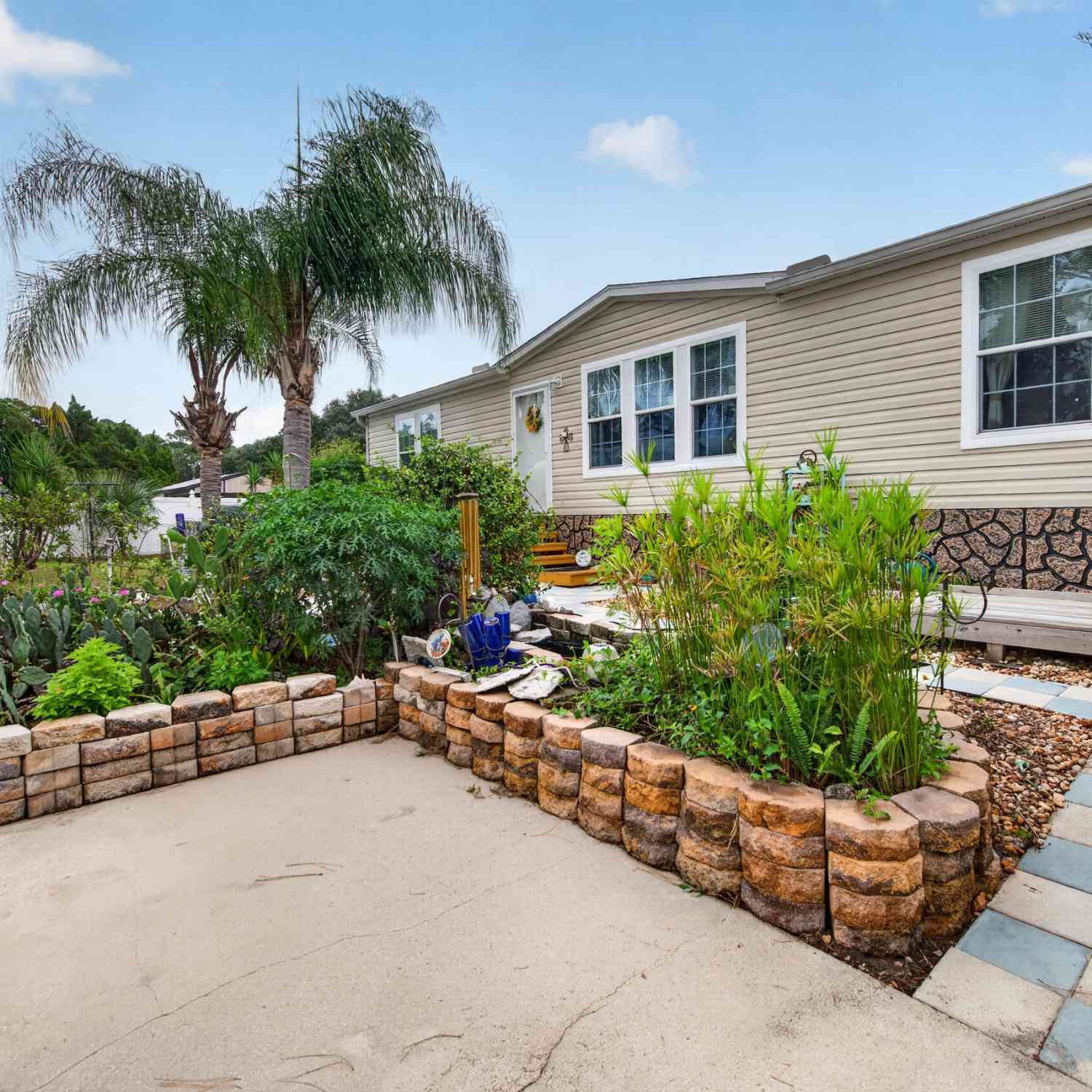 Mobile Home For Sale - 375 Beehive Drive<br/> Oak Hill, FL 32759