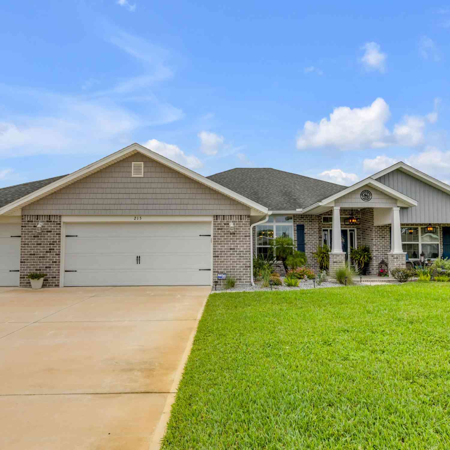 Homes For Sale - 215 Lagoon Mist Court<br/> Oak Hill, FL 32759