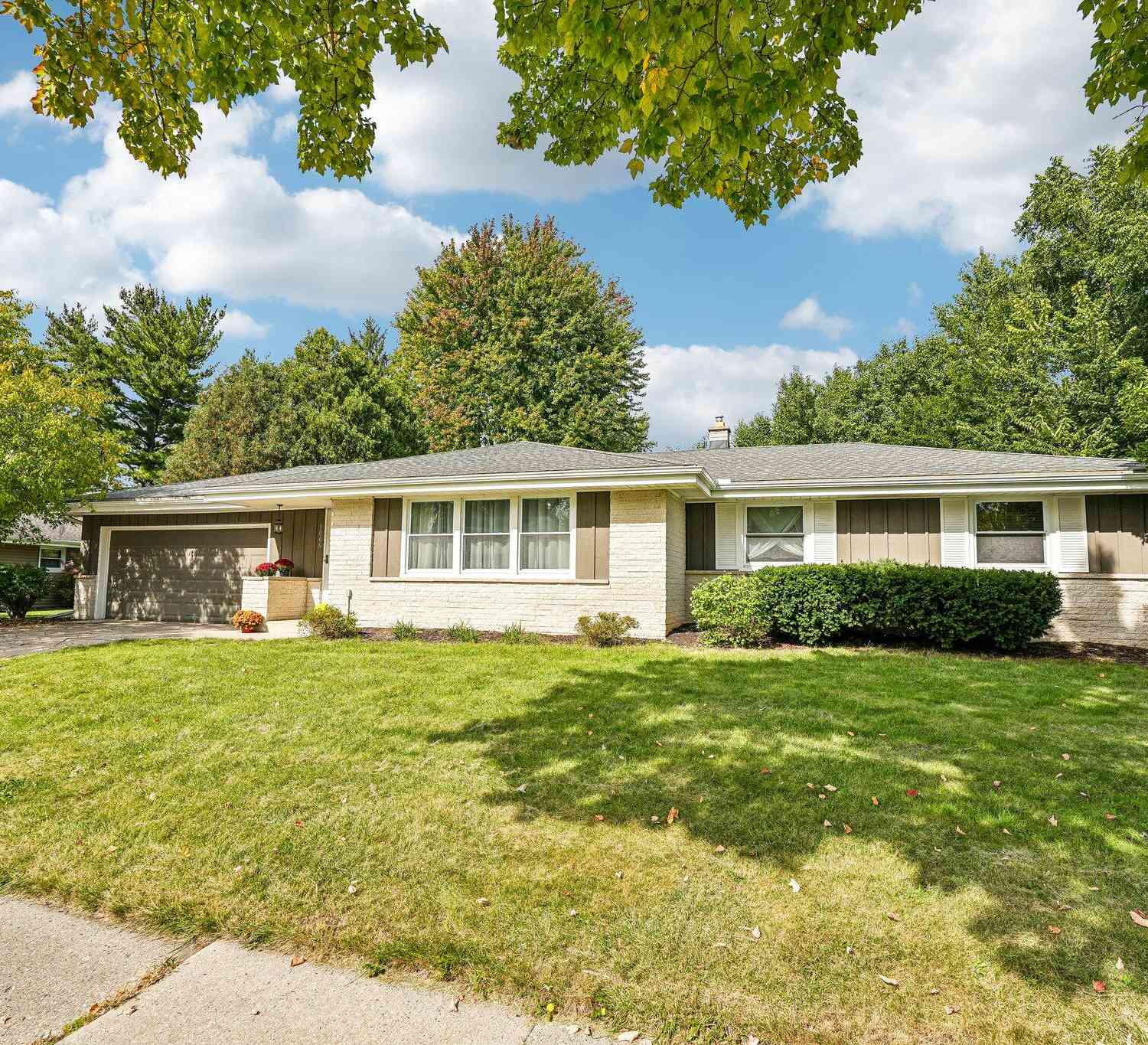 Homes For Sale - 1006 Wisteria<br/> Waukesha, WI 53189