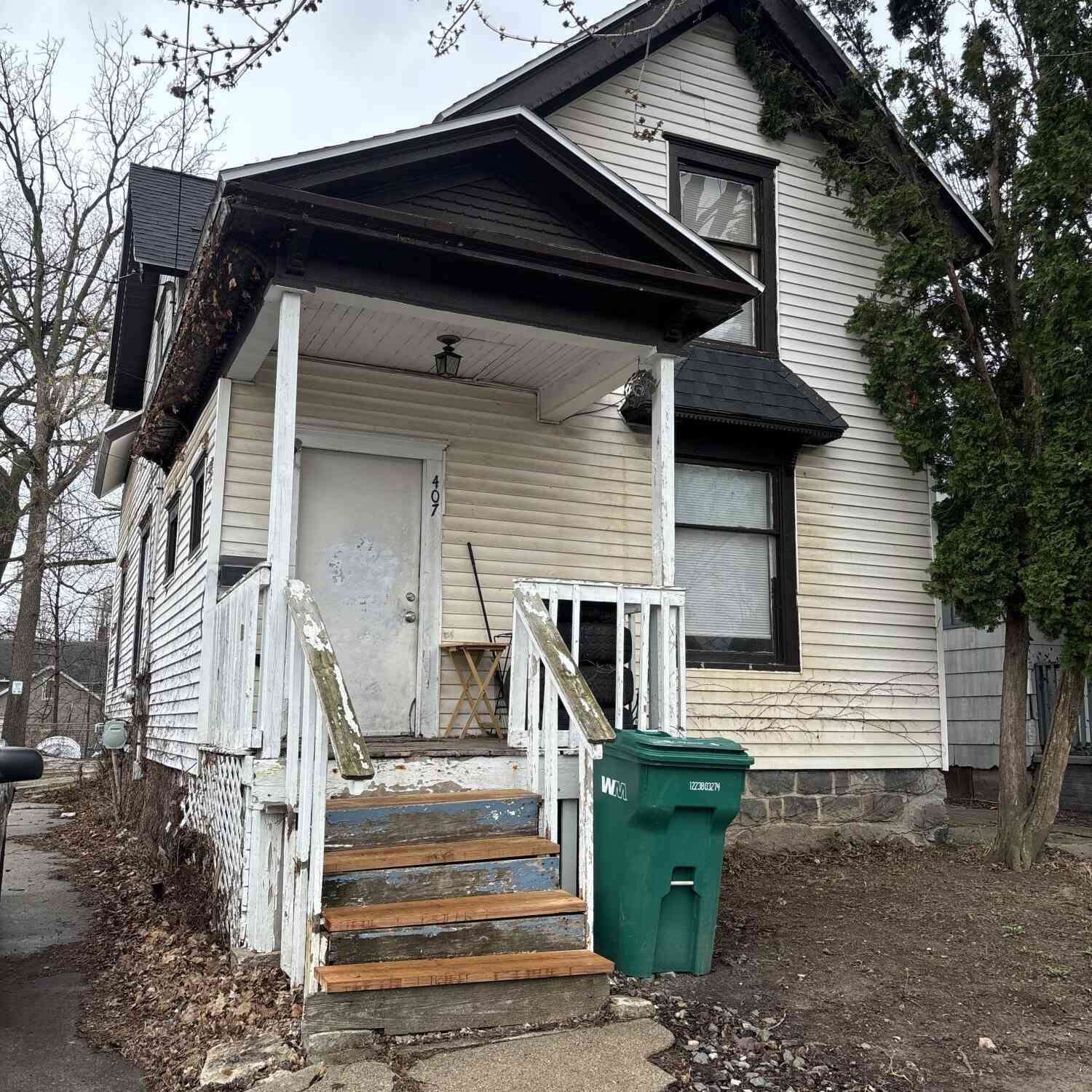 Homes For Sale - 407 W Saginaw Street<br/> Lansing, MI 48933