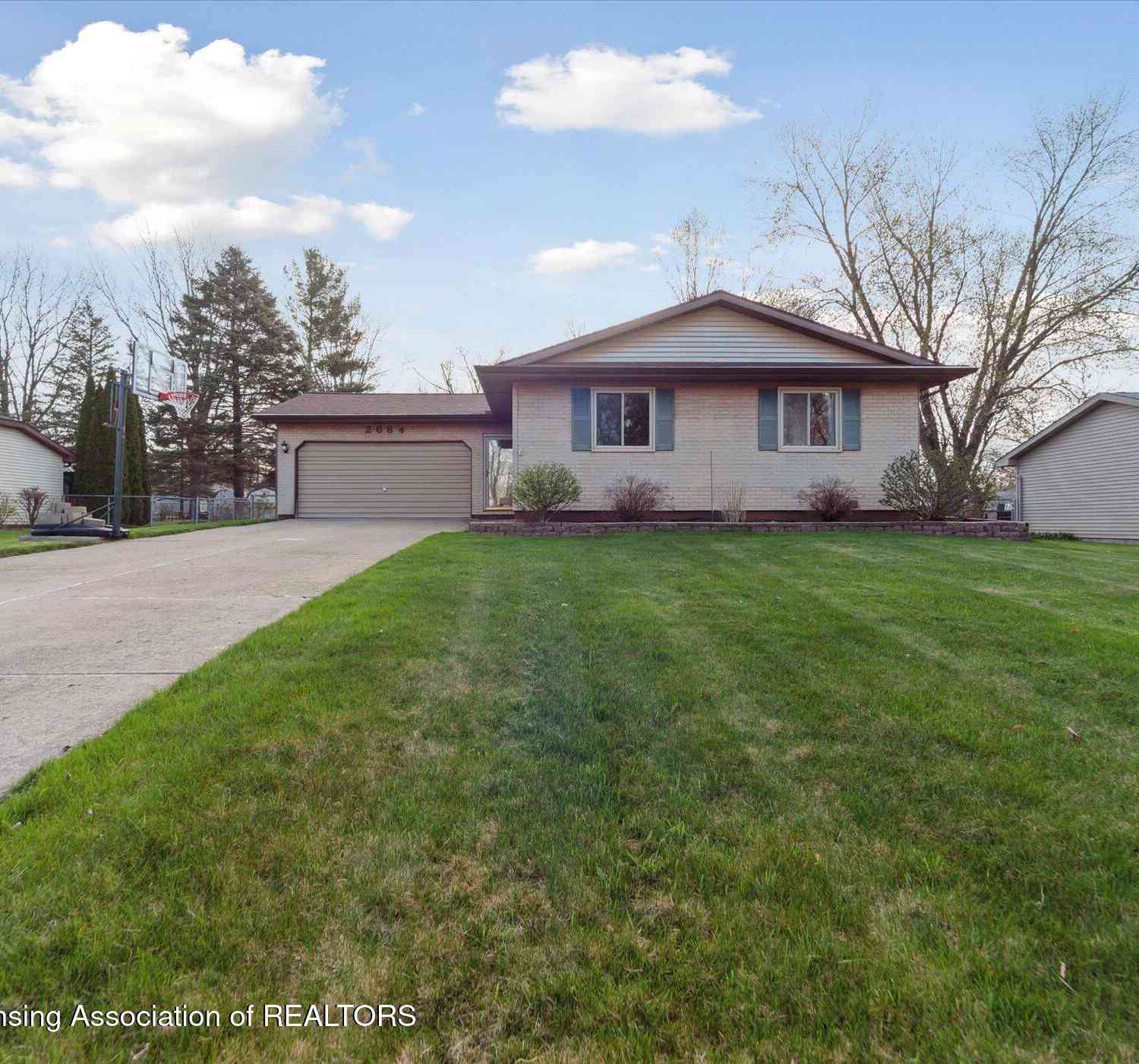 Homes For Sale - 2684 Renfrew Way<br/> Lansing, MI 48911