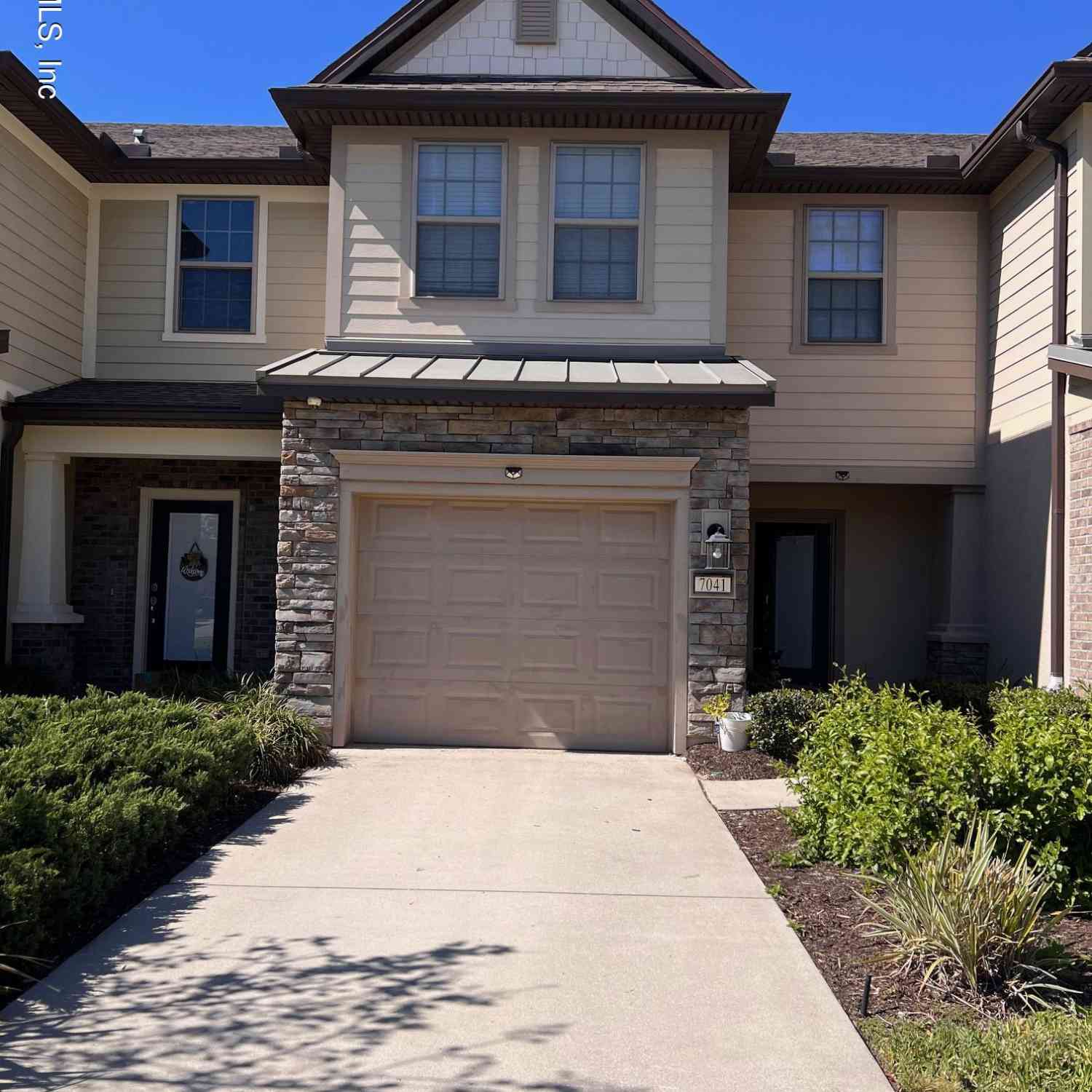 Townhouse For Rent - 7041 Berrybrook Drive<br/> Jacksonville, FL 32258