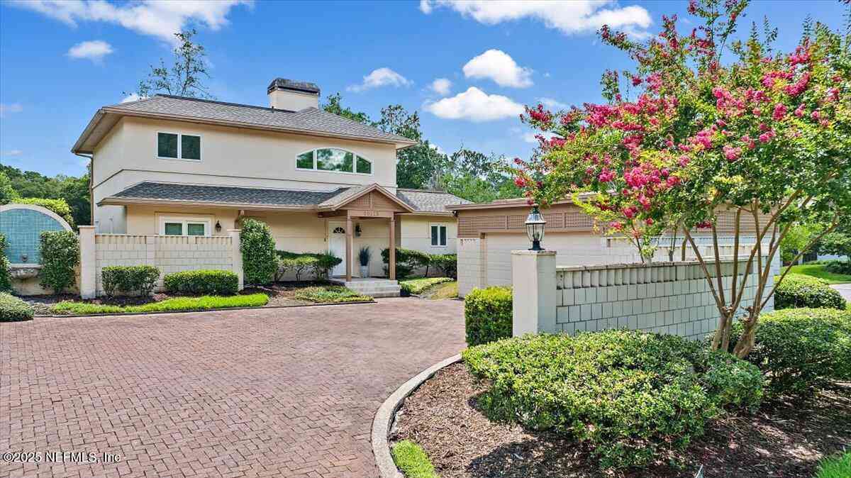 Homes For Sale - 10113 Courtyards Place<br/> Jacksonville, FL 32256