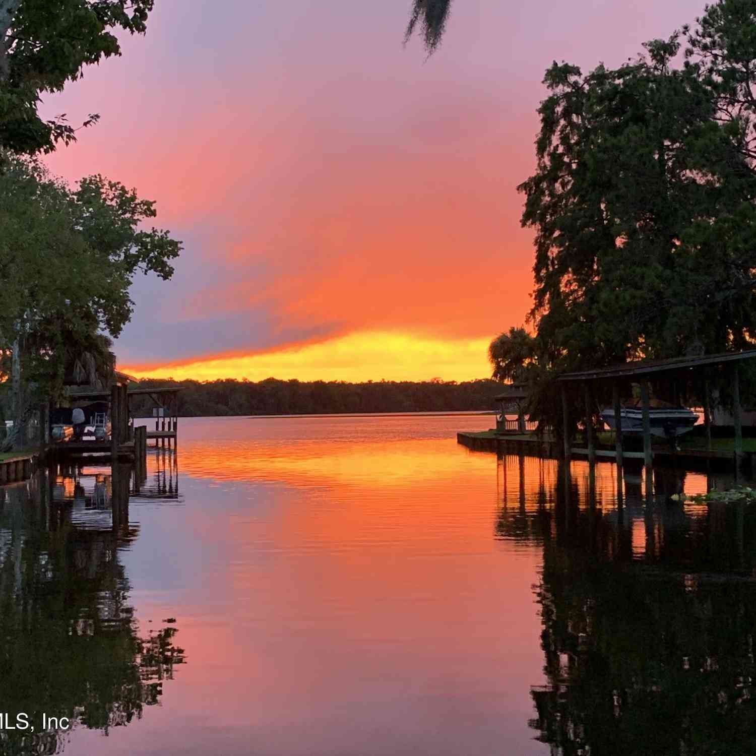 Mobile Home For Sale - 100 Happiness Drive<br/> Welaka, FL 32189