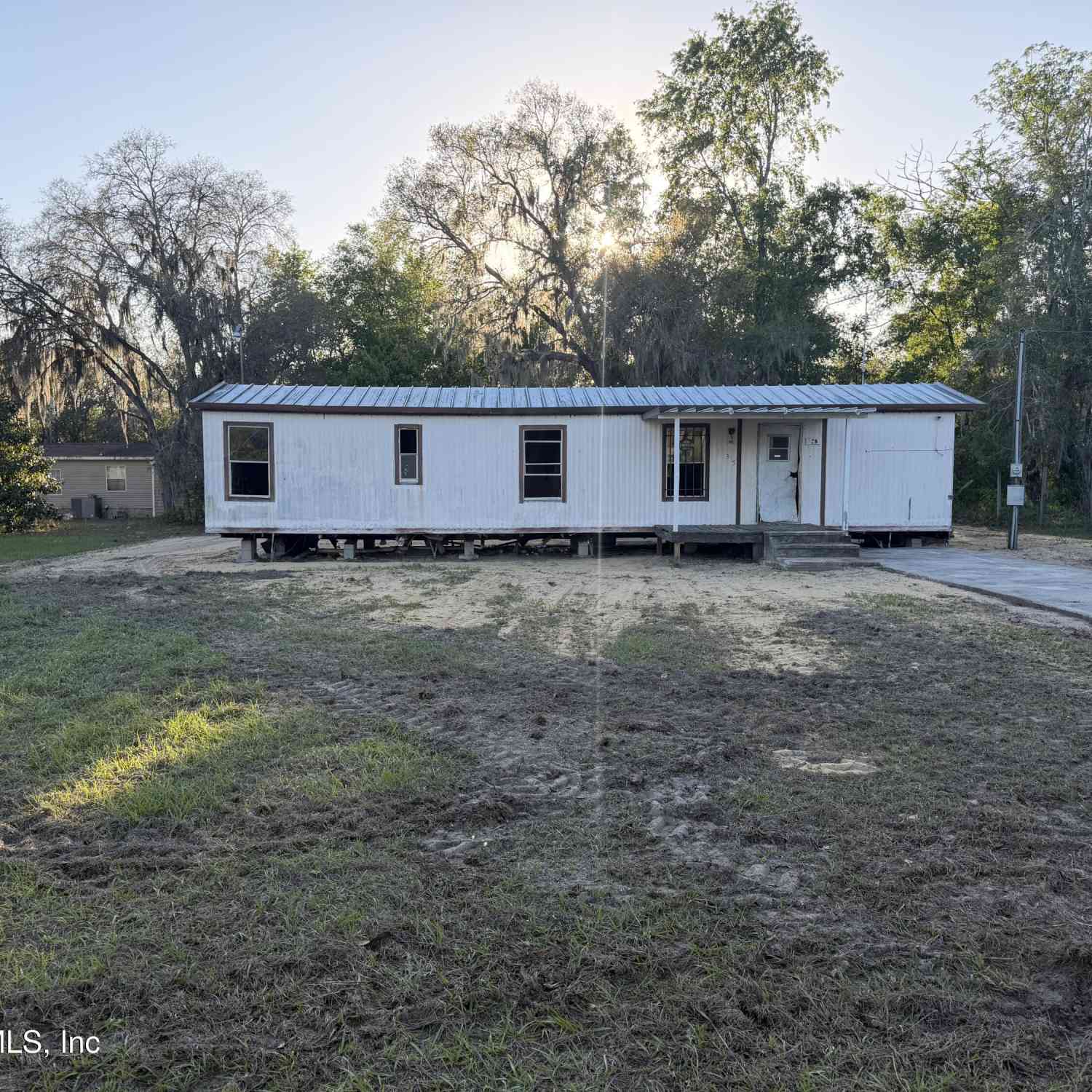 Mobile Home For Sale - 235 Oakcrest Drive<br/> Interlachen, FL 32148