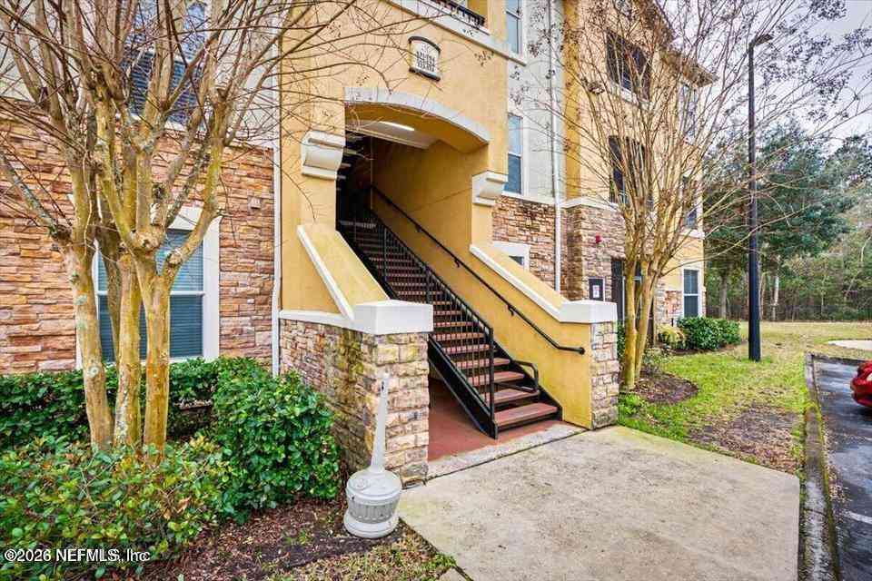 Townhouse For Rent - 8539 Gate Parkway #121<br/> Jacksonville, FL 32216